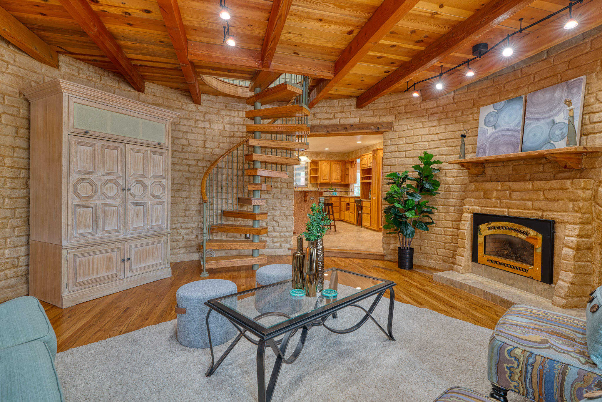 709 PARKSIDE Drive NE