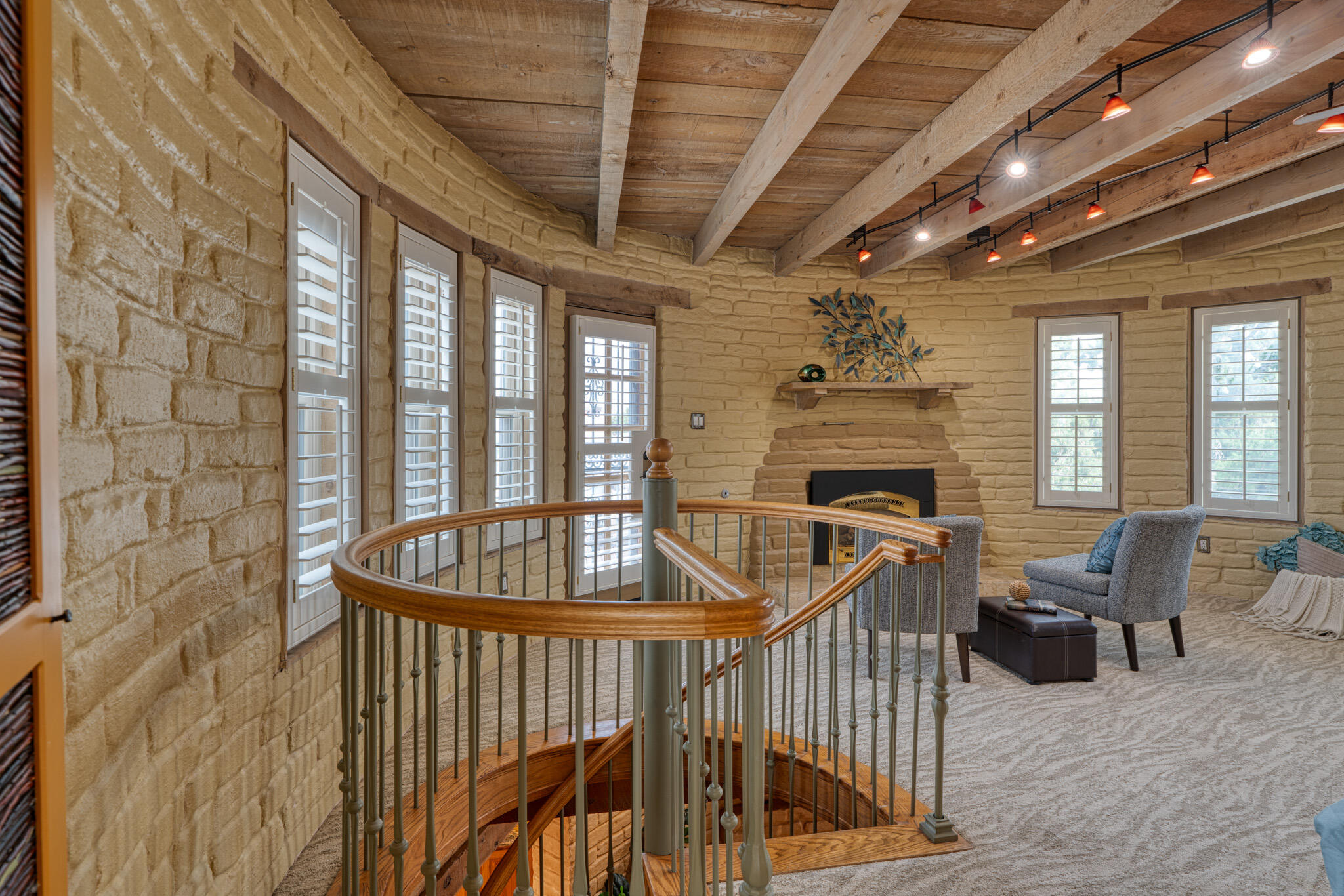 709 PARKSIDE Drive NE