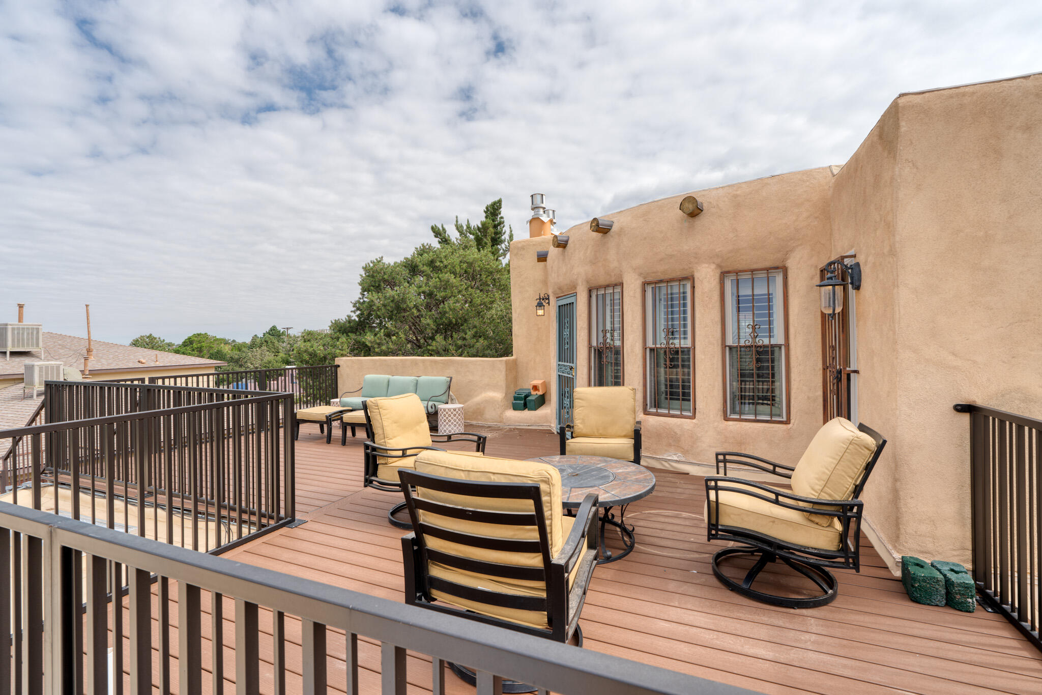 709 PARKSIDE Drive NE