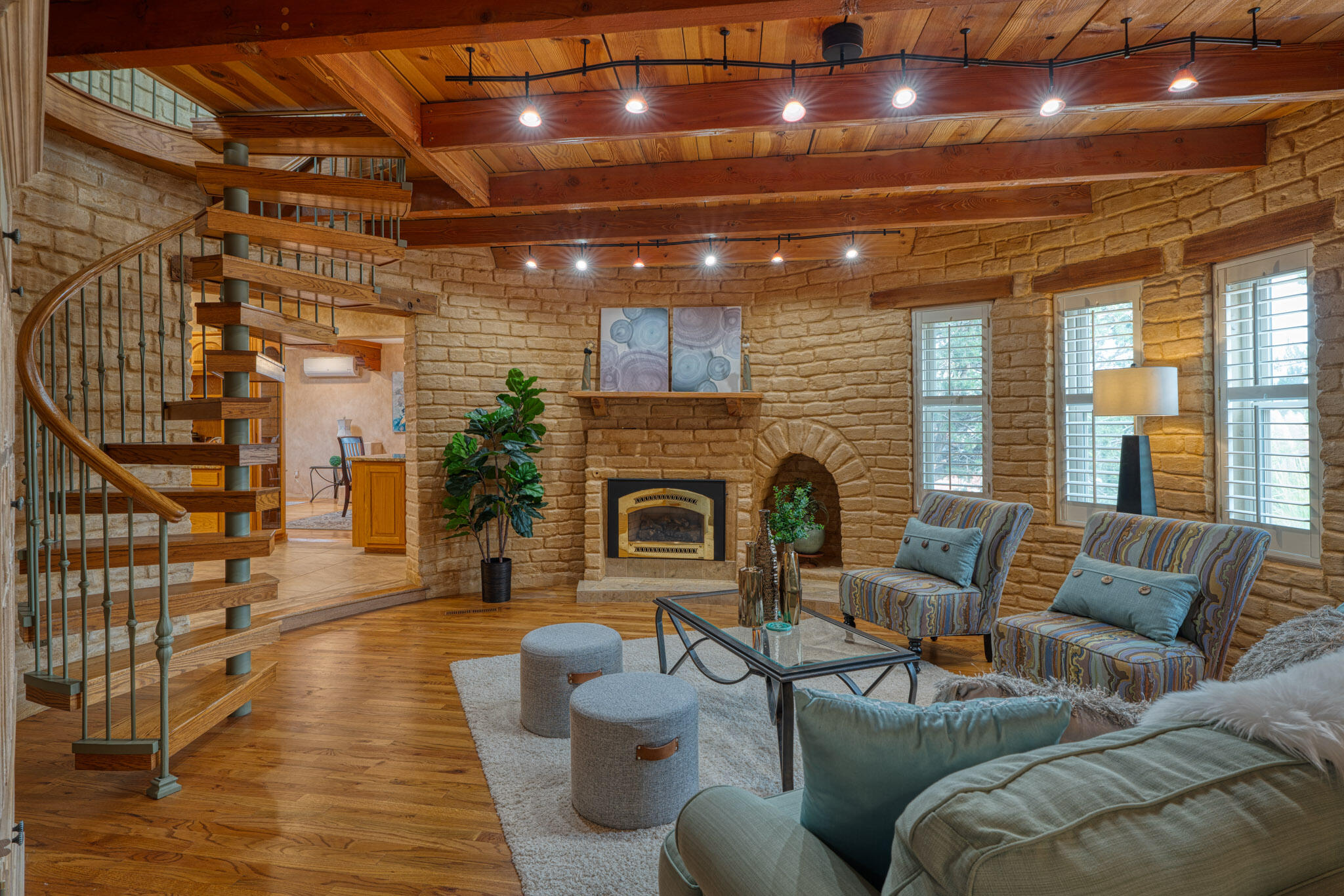 709 PARKSIDE Drive NE