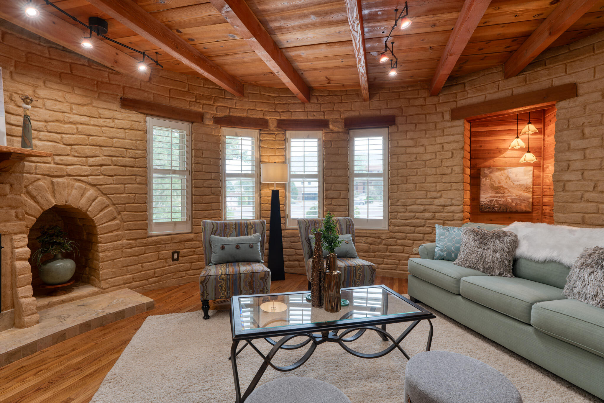 709 PARKSIDE Drive NE