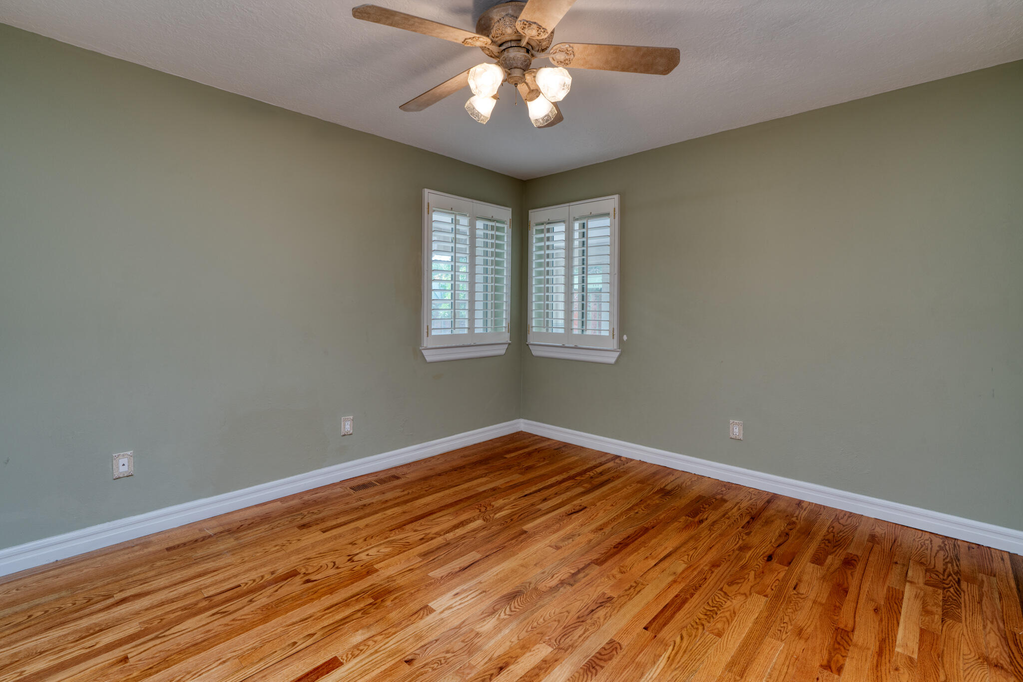 709 PARKSIDE Drive NE