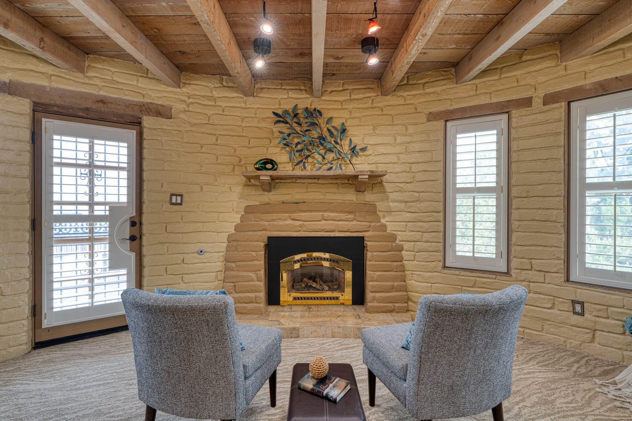 709 PARKSIDE Drive NE