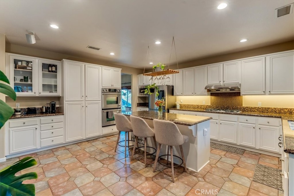 322 Montebello Oaks