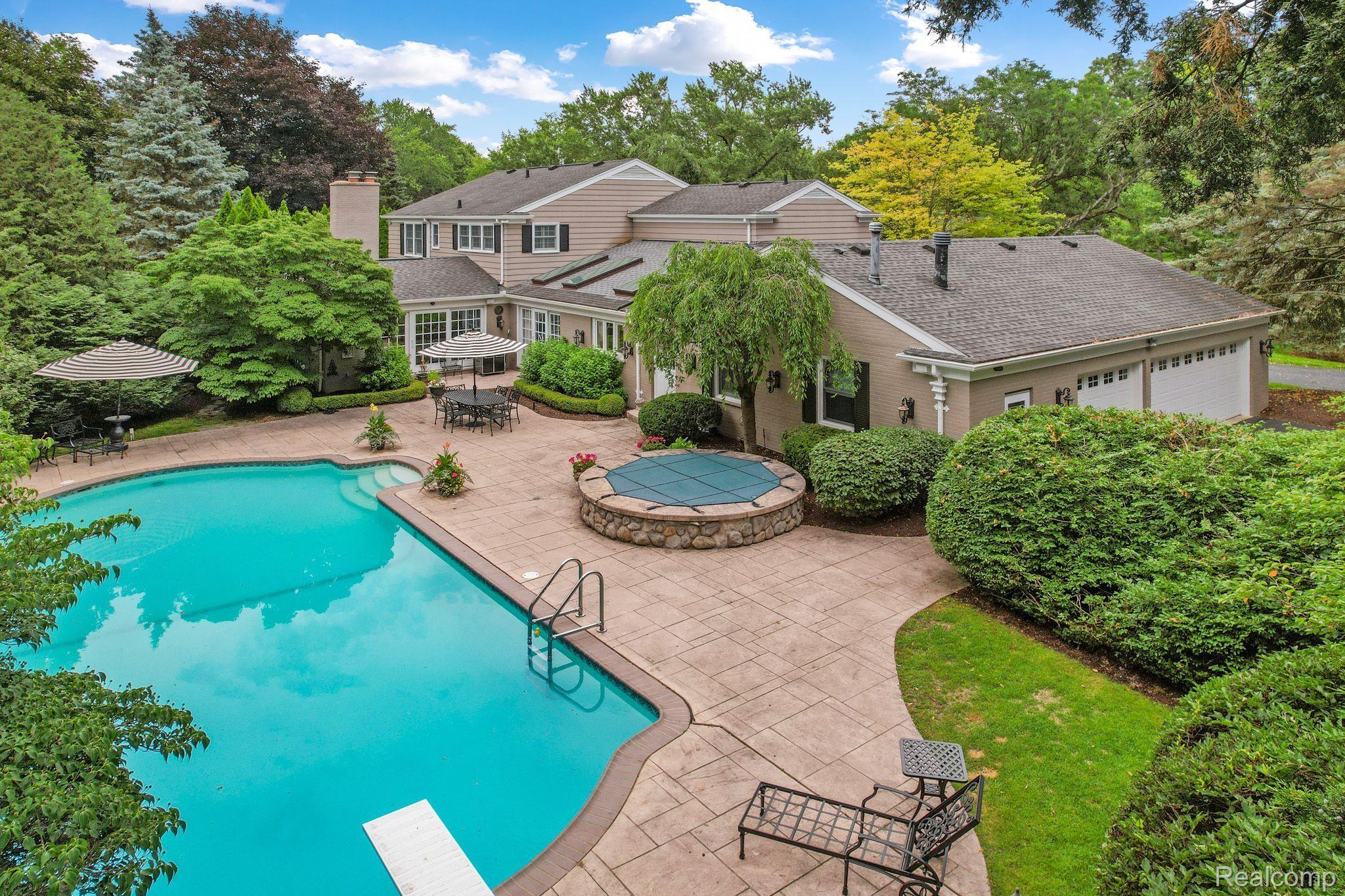 900 TIMBERLAKE Drive
