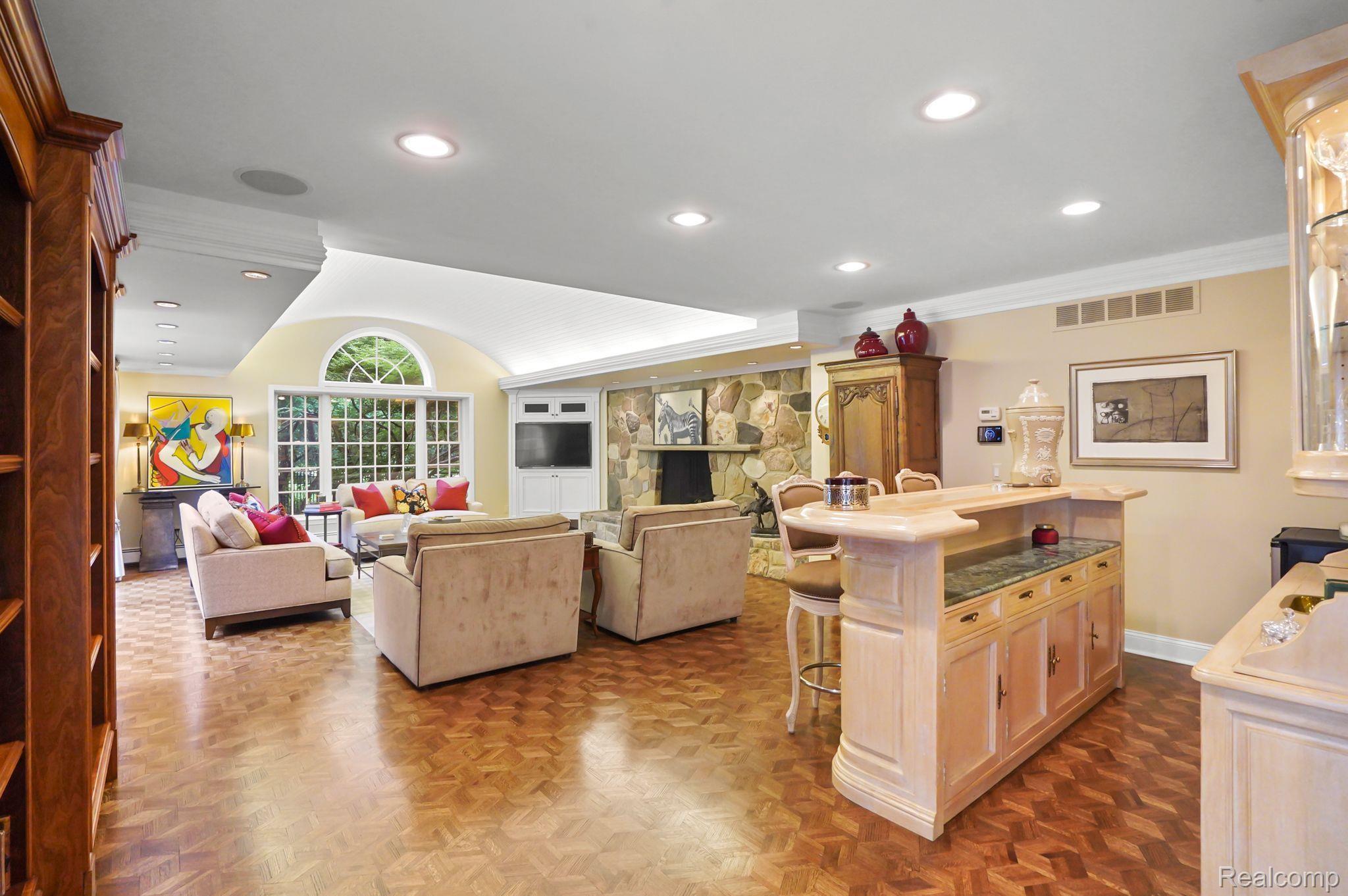 900 TIMBERLAKE Drive