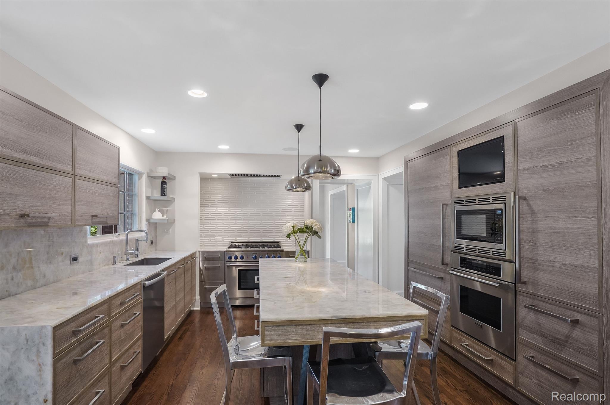 908 CHESTERFIELD Avenue