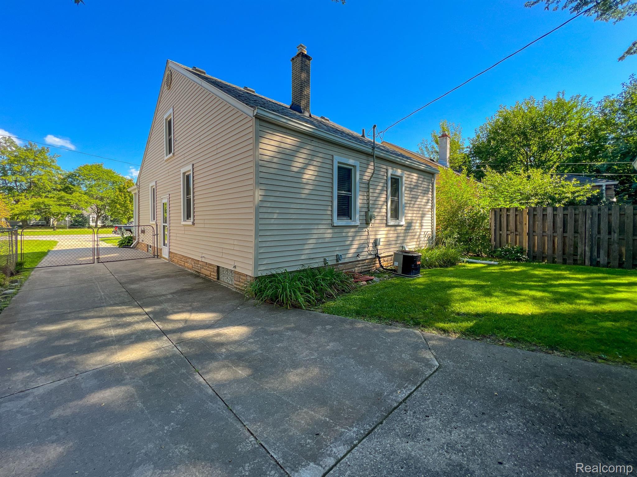2304 E 4TH Street