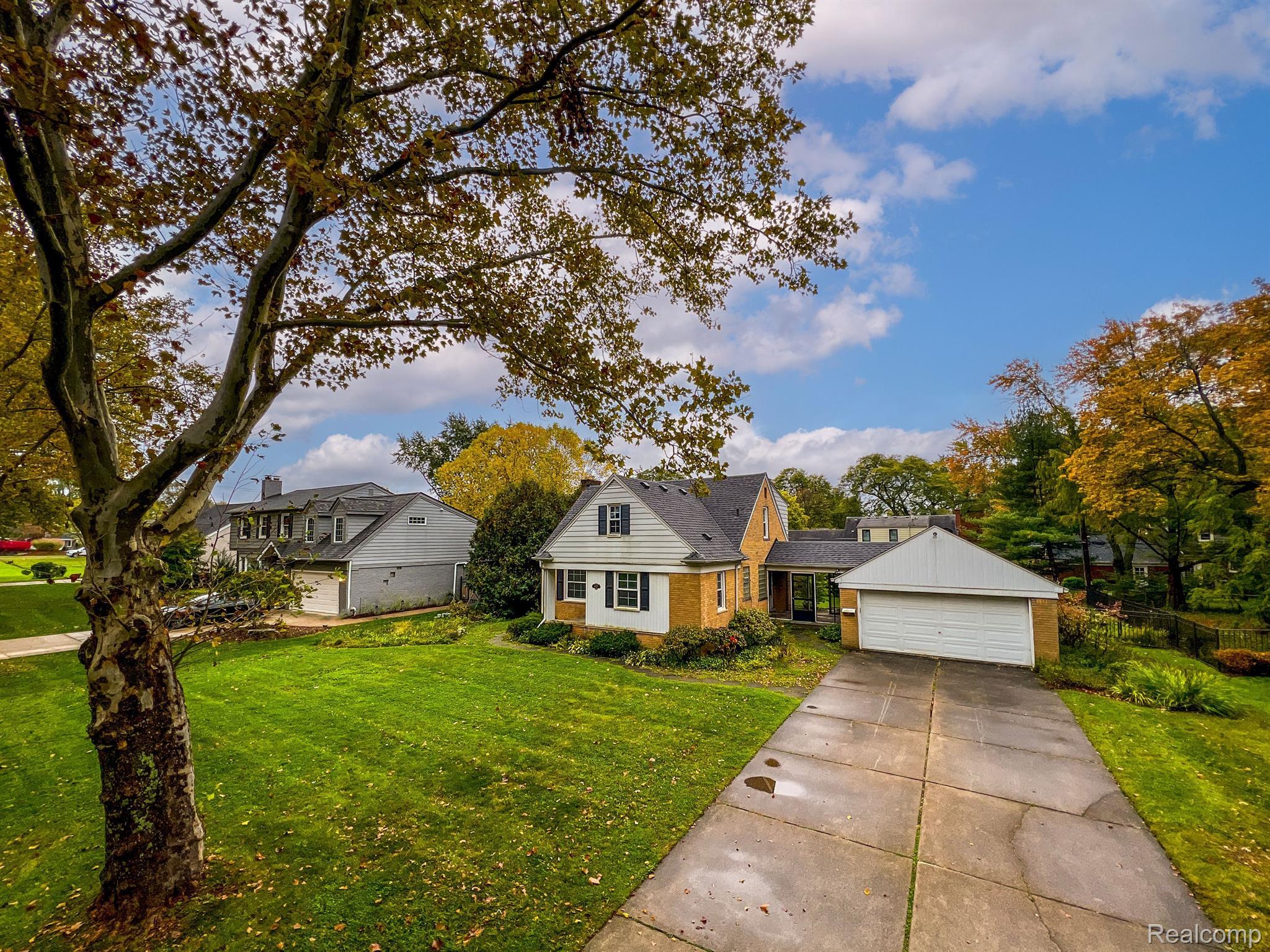 1025 W SOUTHLAWN Boulevard