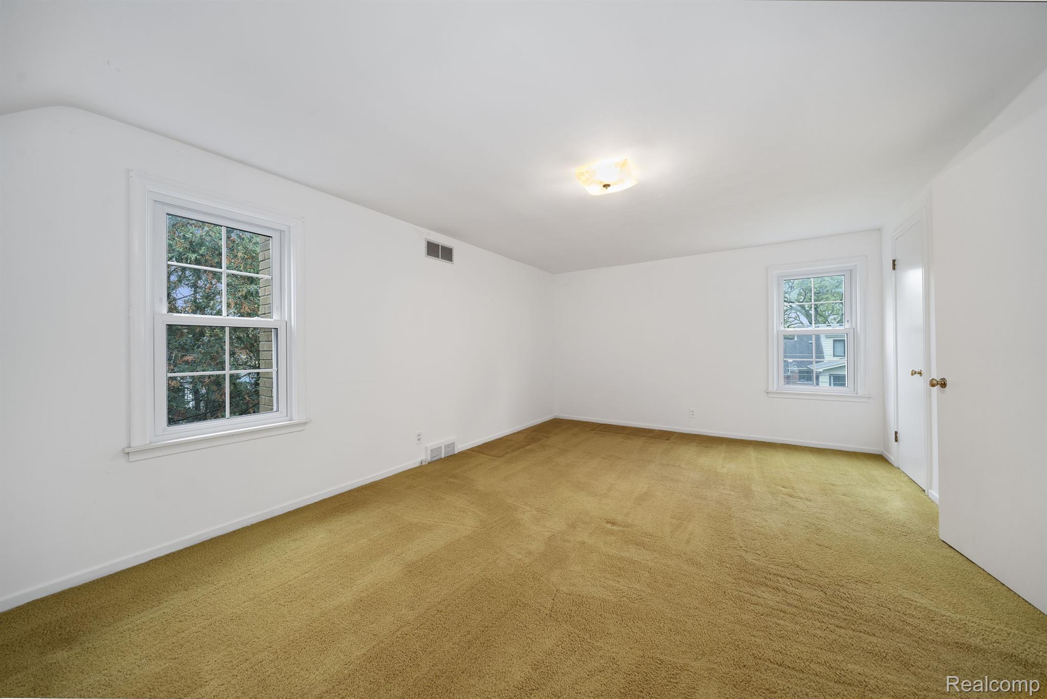 1025 W SOUTHLAWN Boulevard