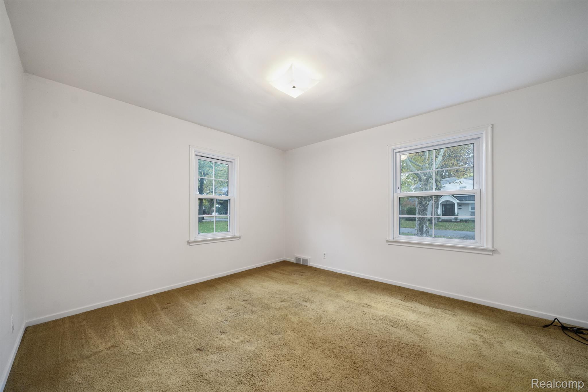1025 W SOUTHLAWN Boulevard