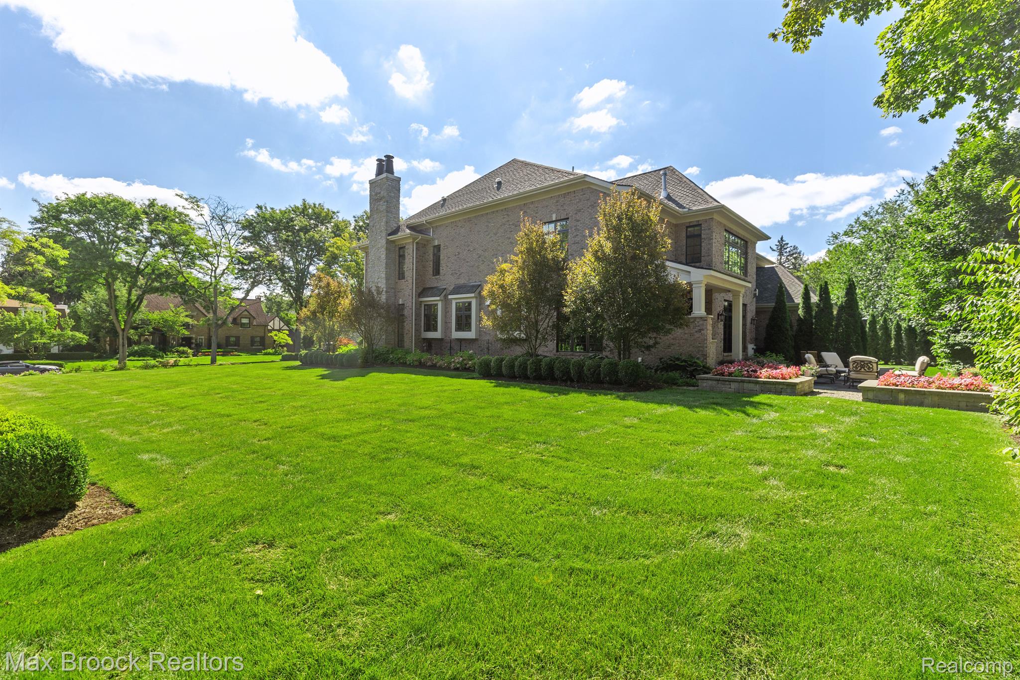 1395 WILLOW Lane