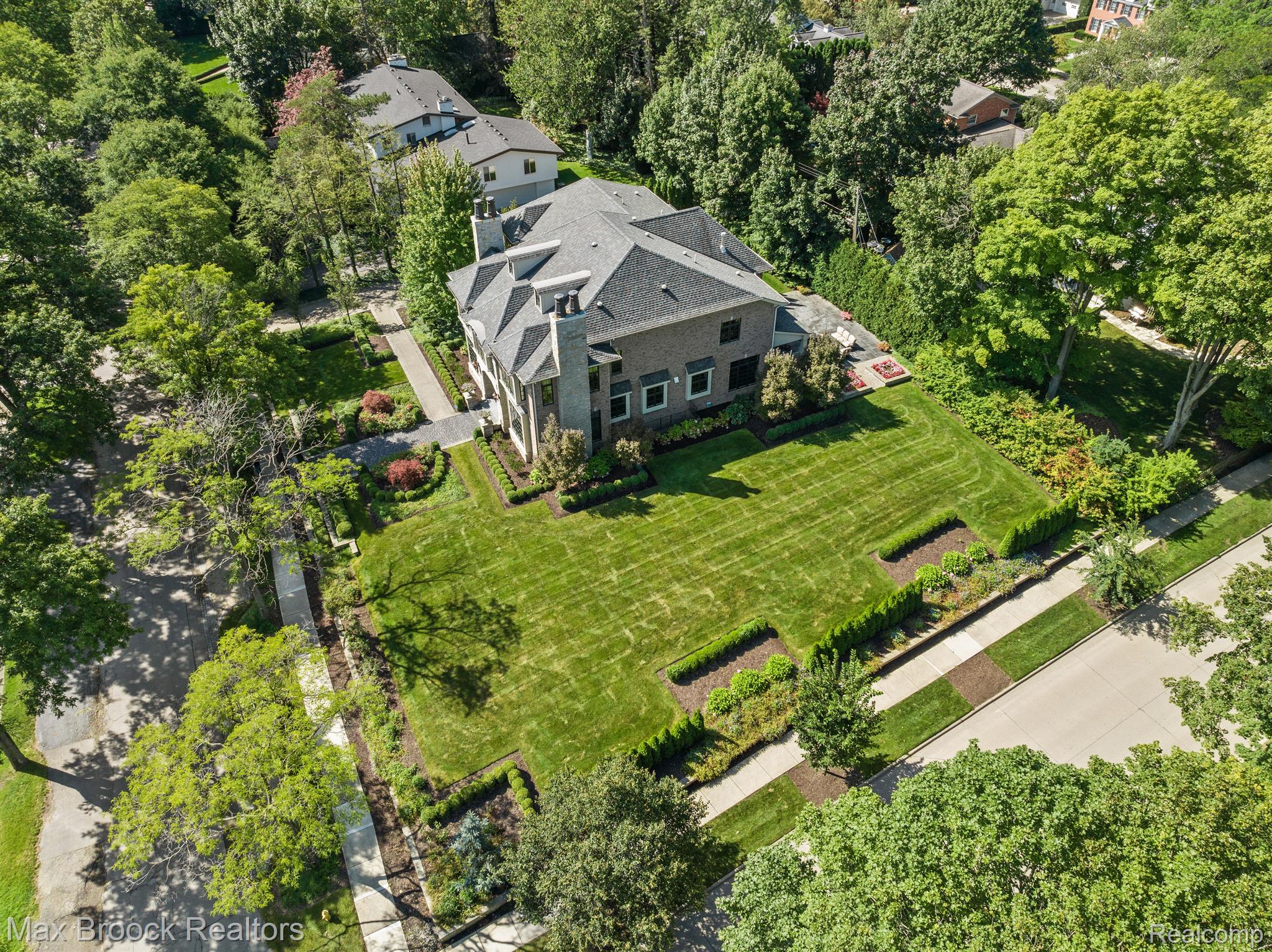 1395 WILLOW Lane