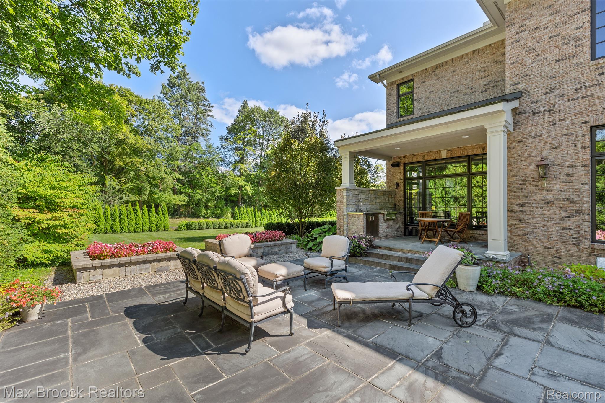 1395 WILLOW Lane