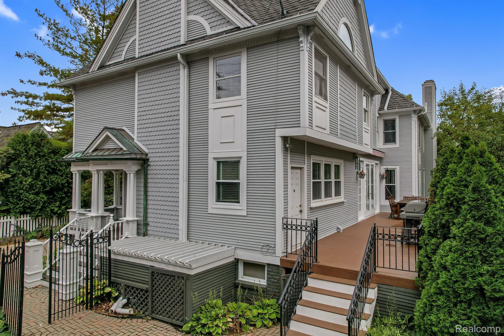 560 PIERCE Street