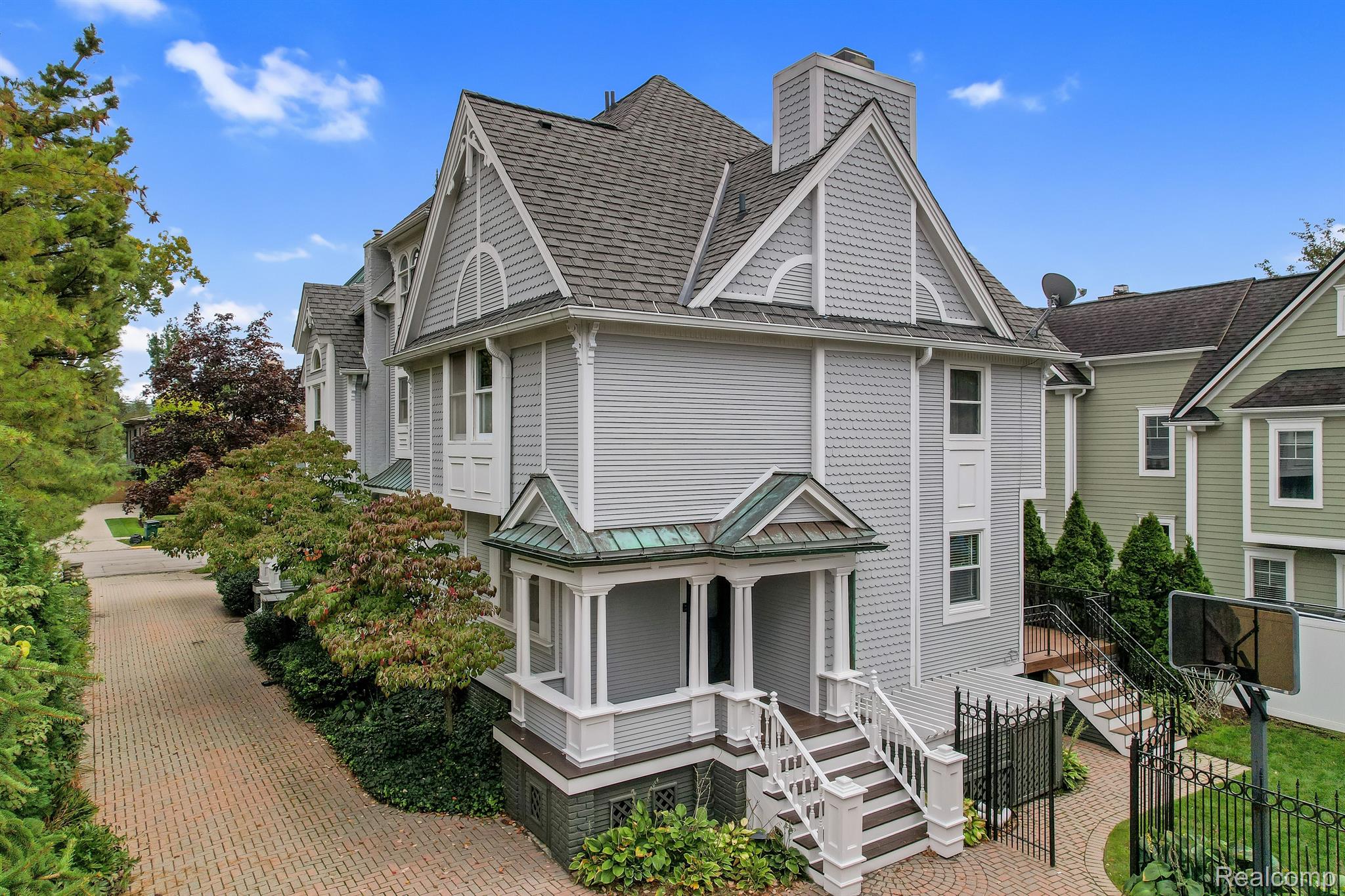 560 PIERCE Street