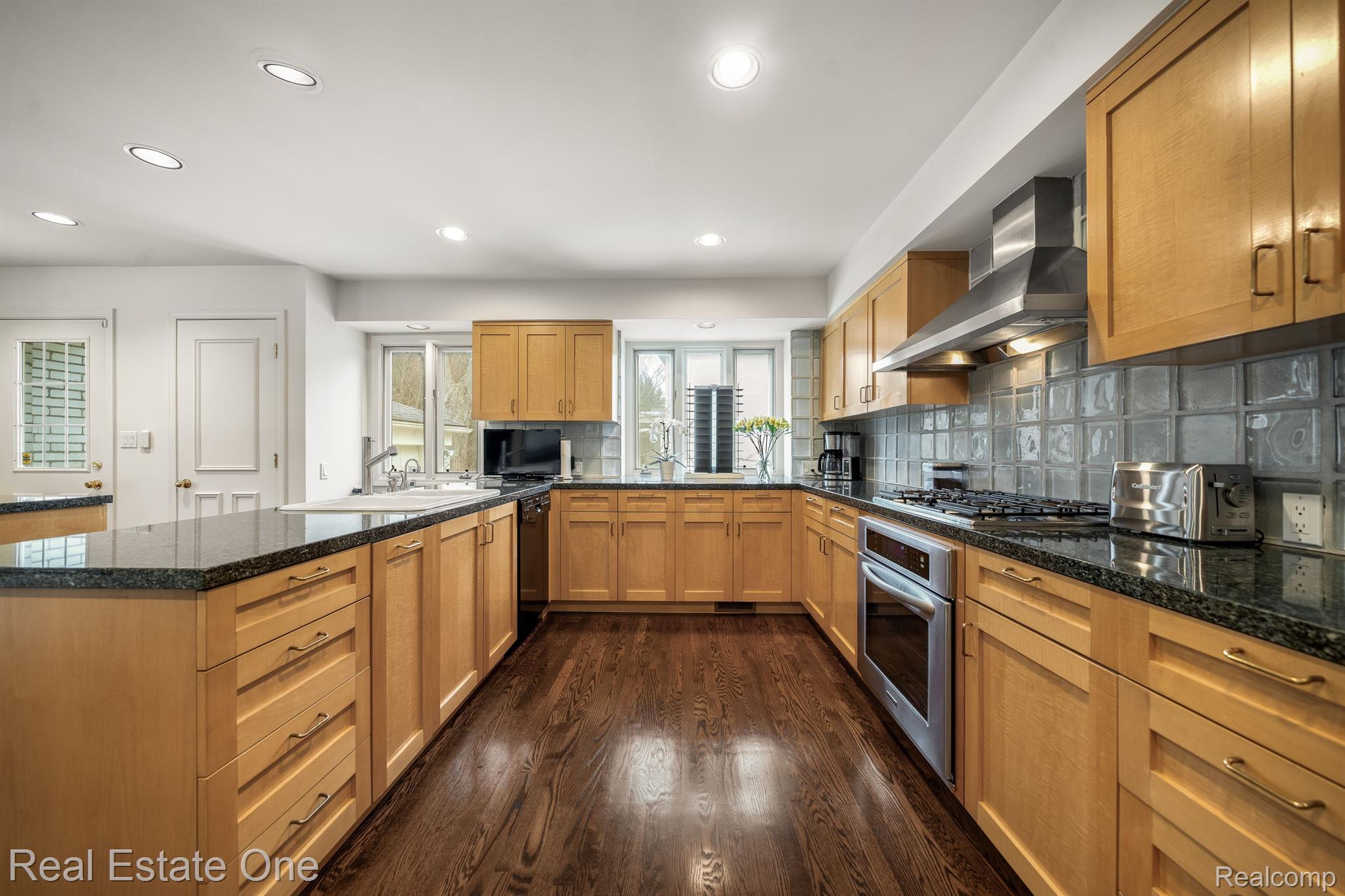 8519 HENDRIE Boulevard