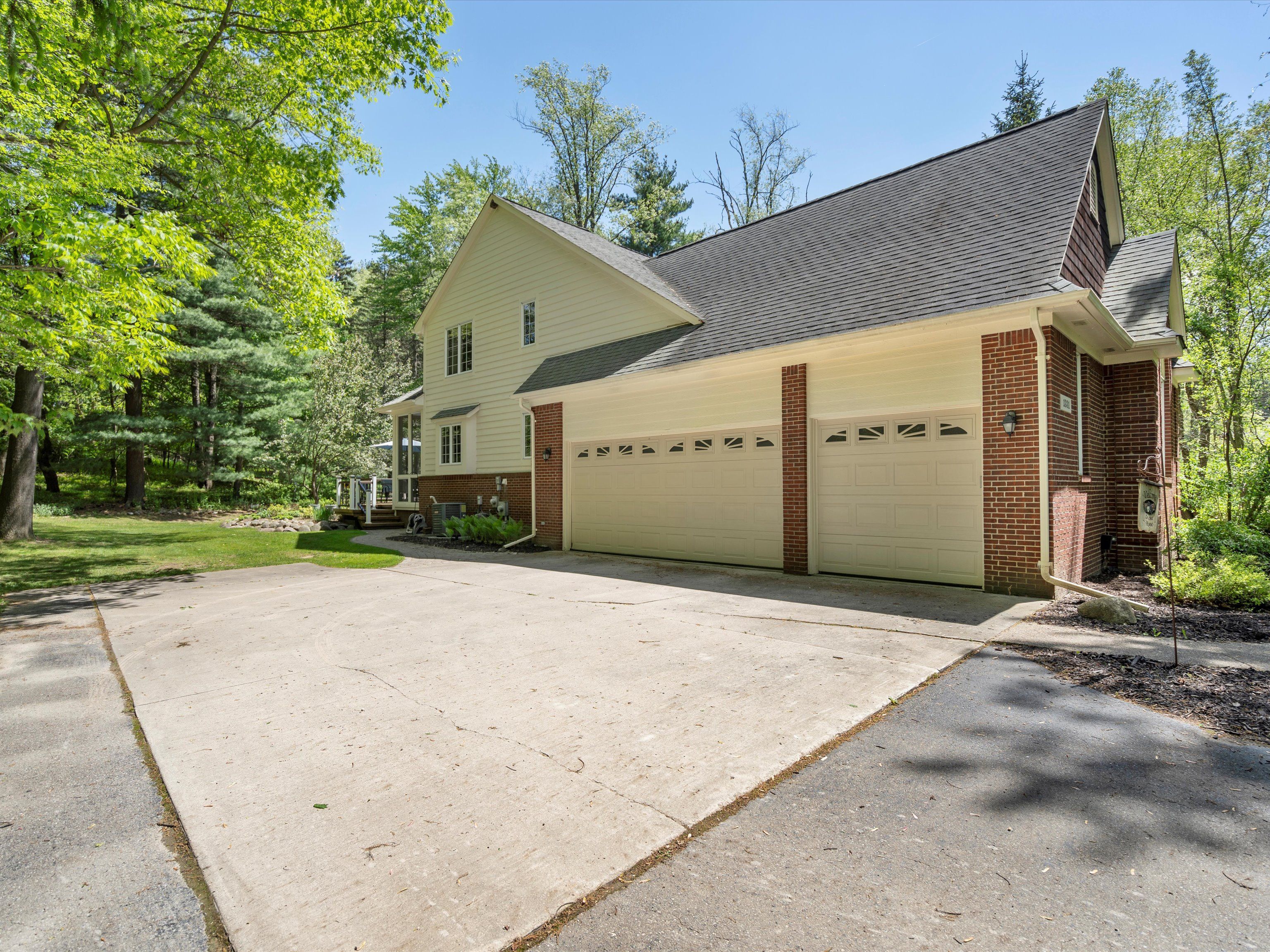 1331 Avon Circle W