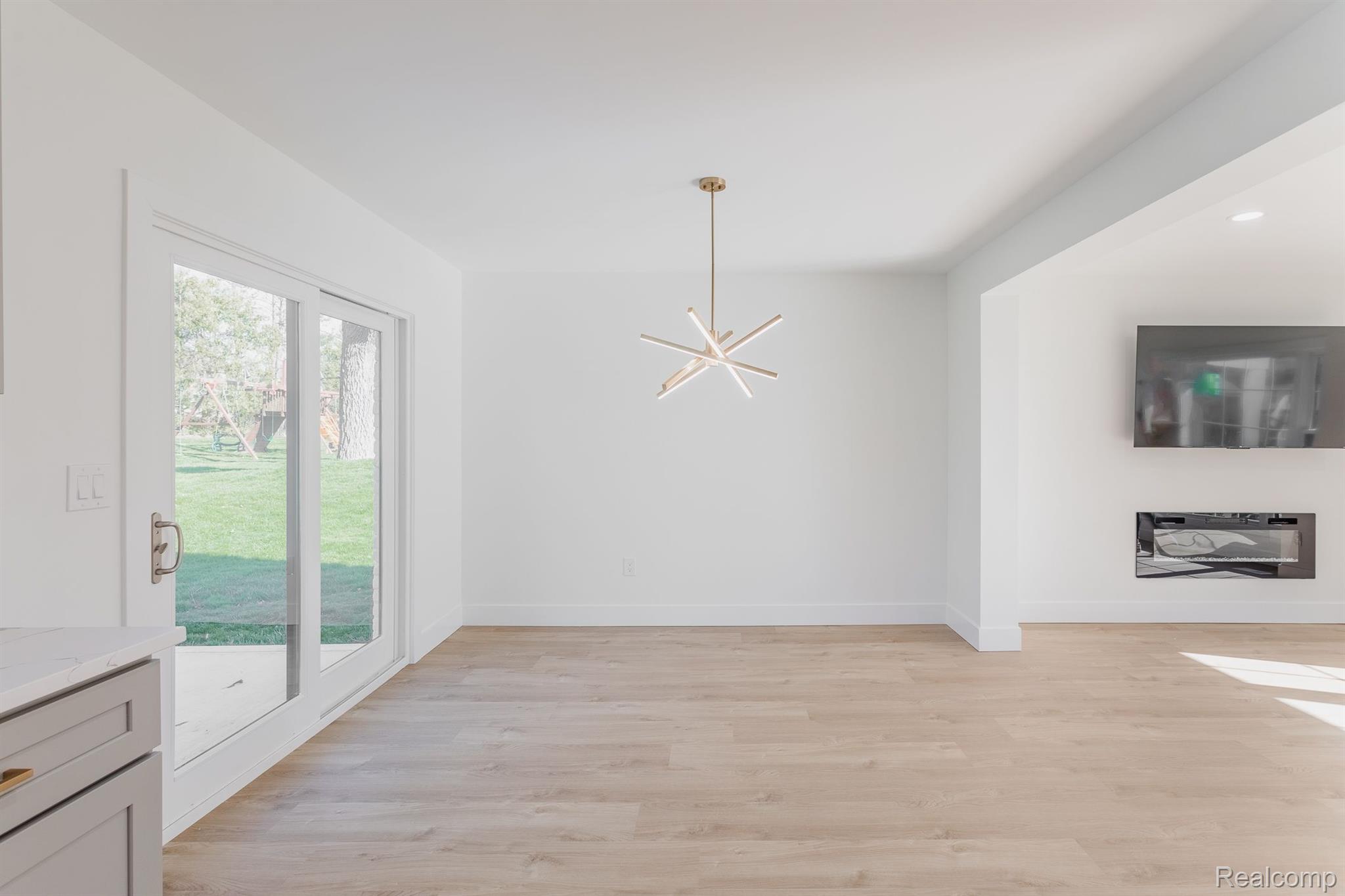 4054 ANTIQUE Lane
