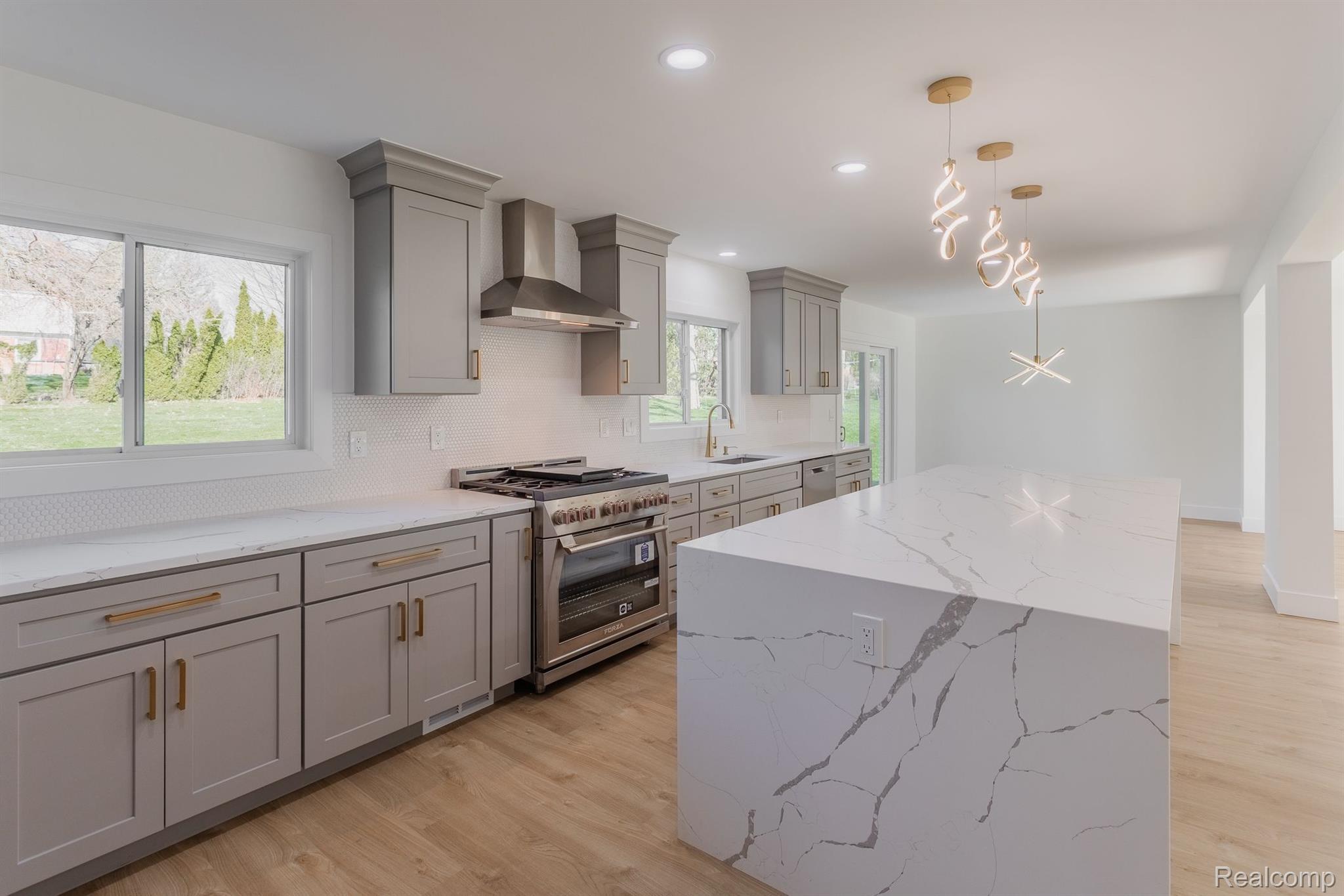 4054 ANTIQUE Lane
