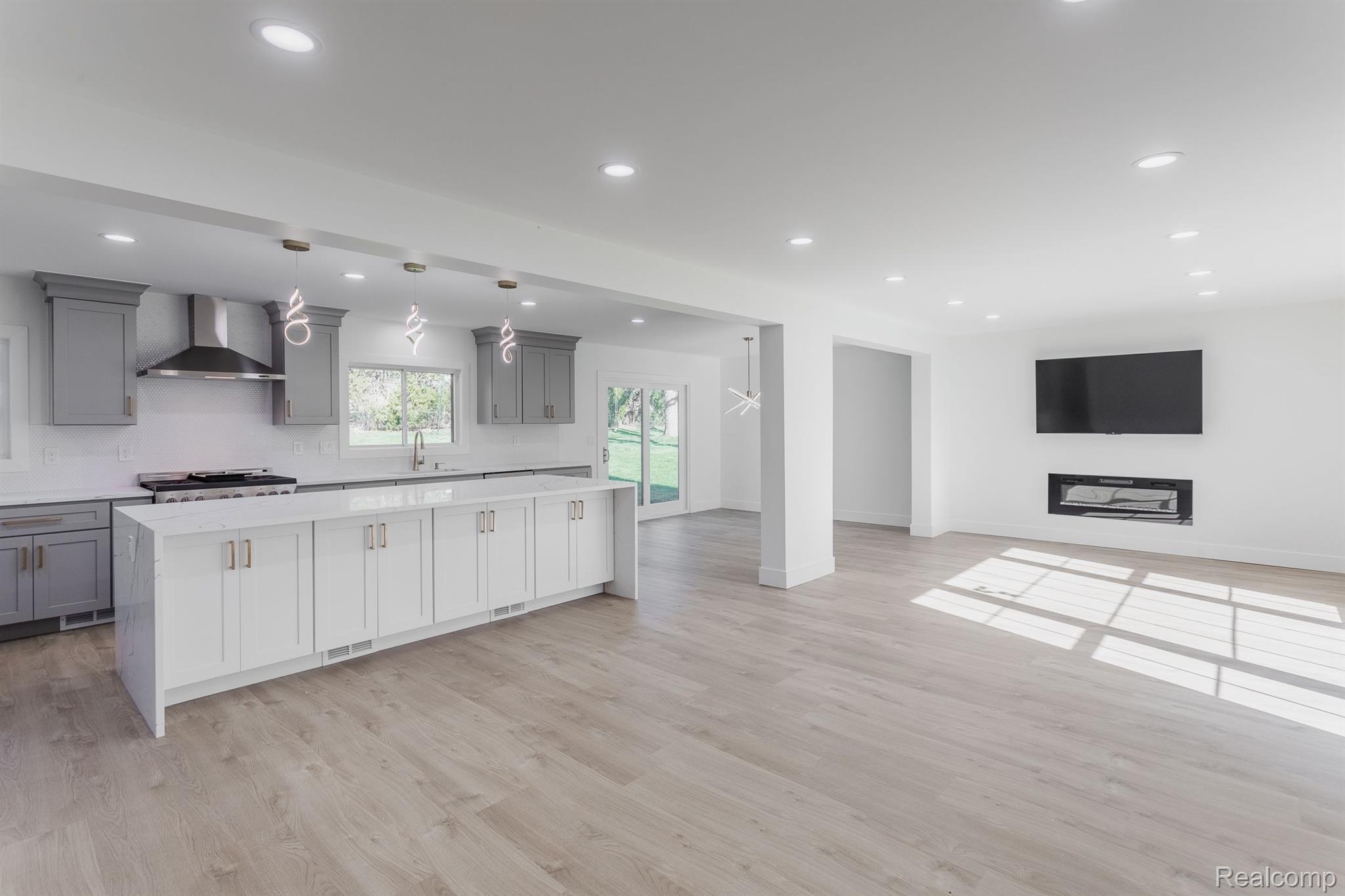 4054 ANTIQUE Lane