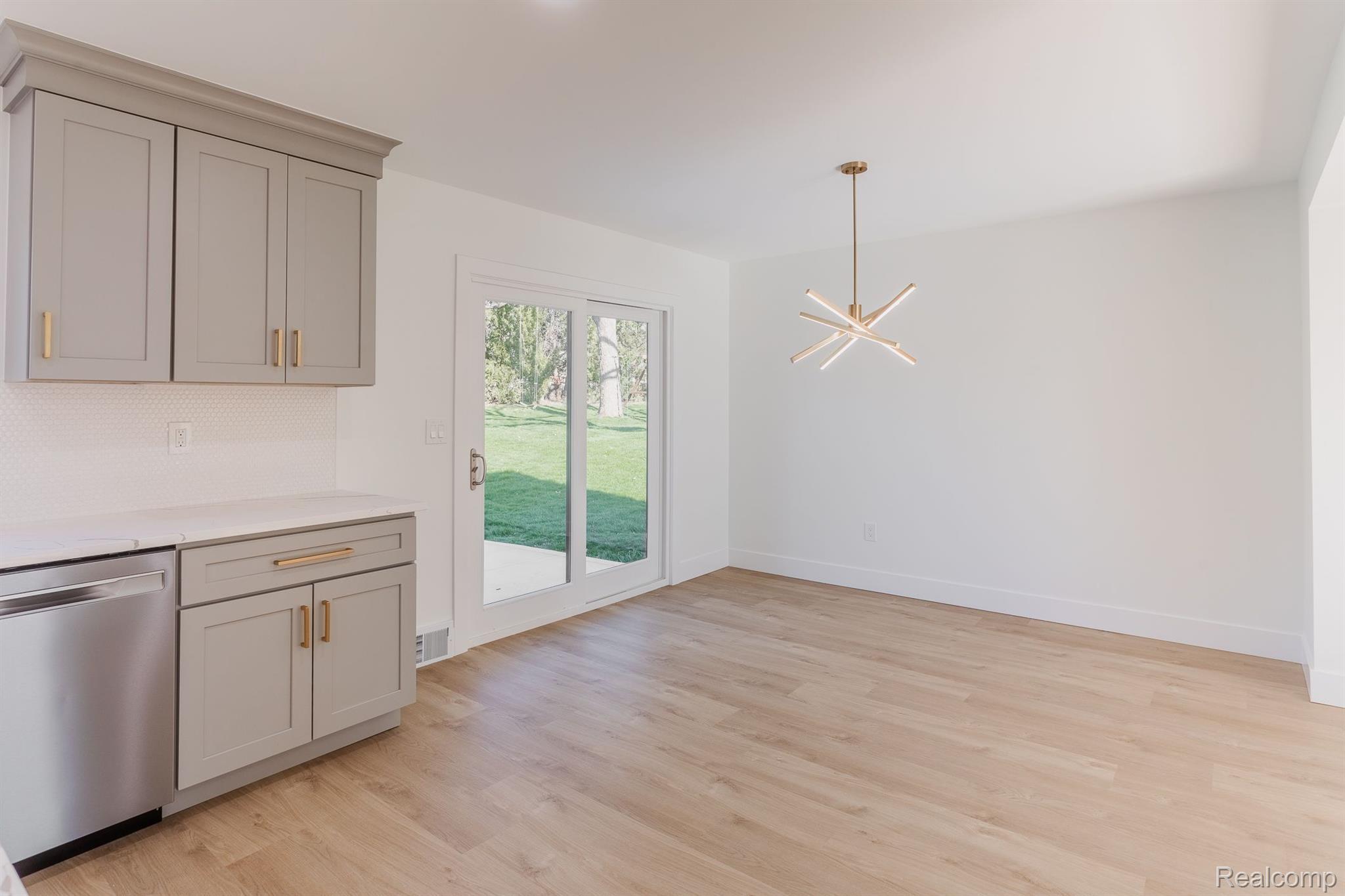4054 ANTIQUE Lane