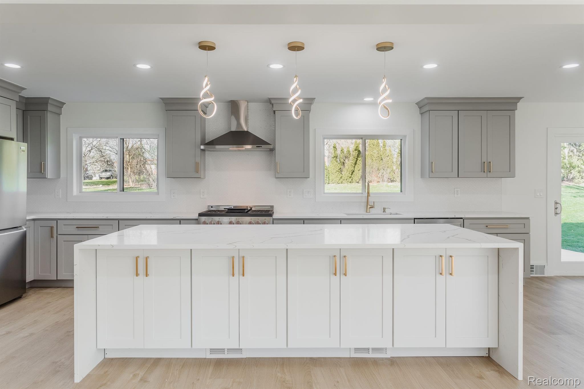 4054 ANTIQUE Lane