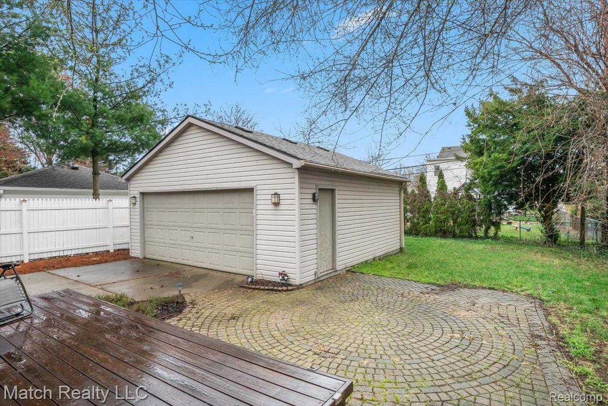 116 E LAWRENCE Avenue
