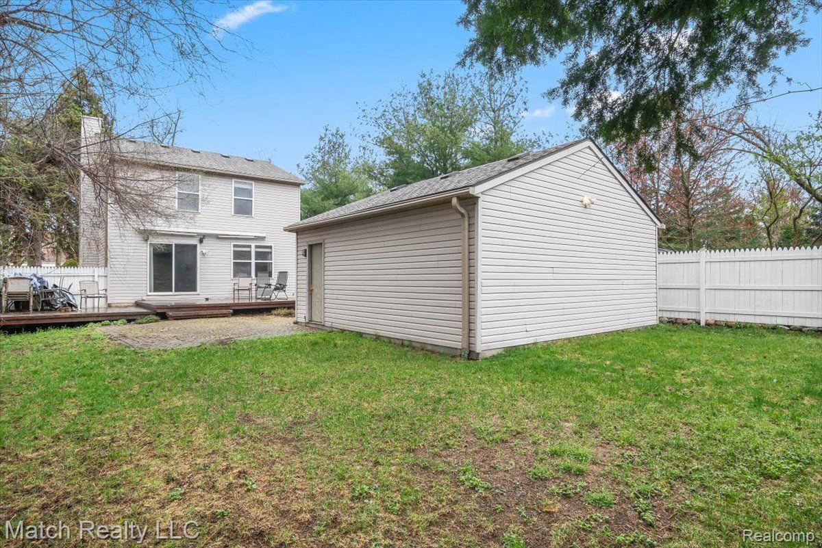 116 E LAWRENCE Avenue