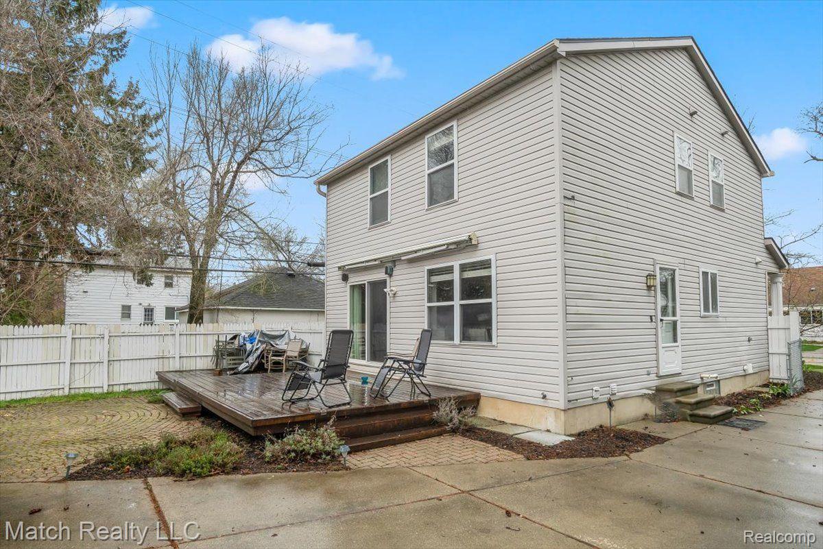 116 E LAWRENCE Avenue