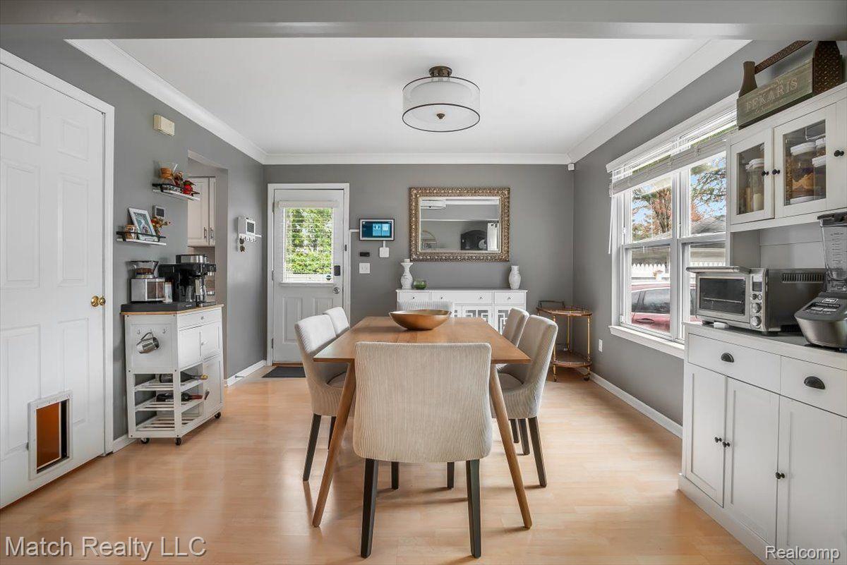 116 E LAWRENCE Avenue