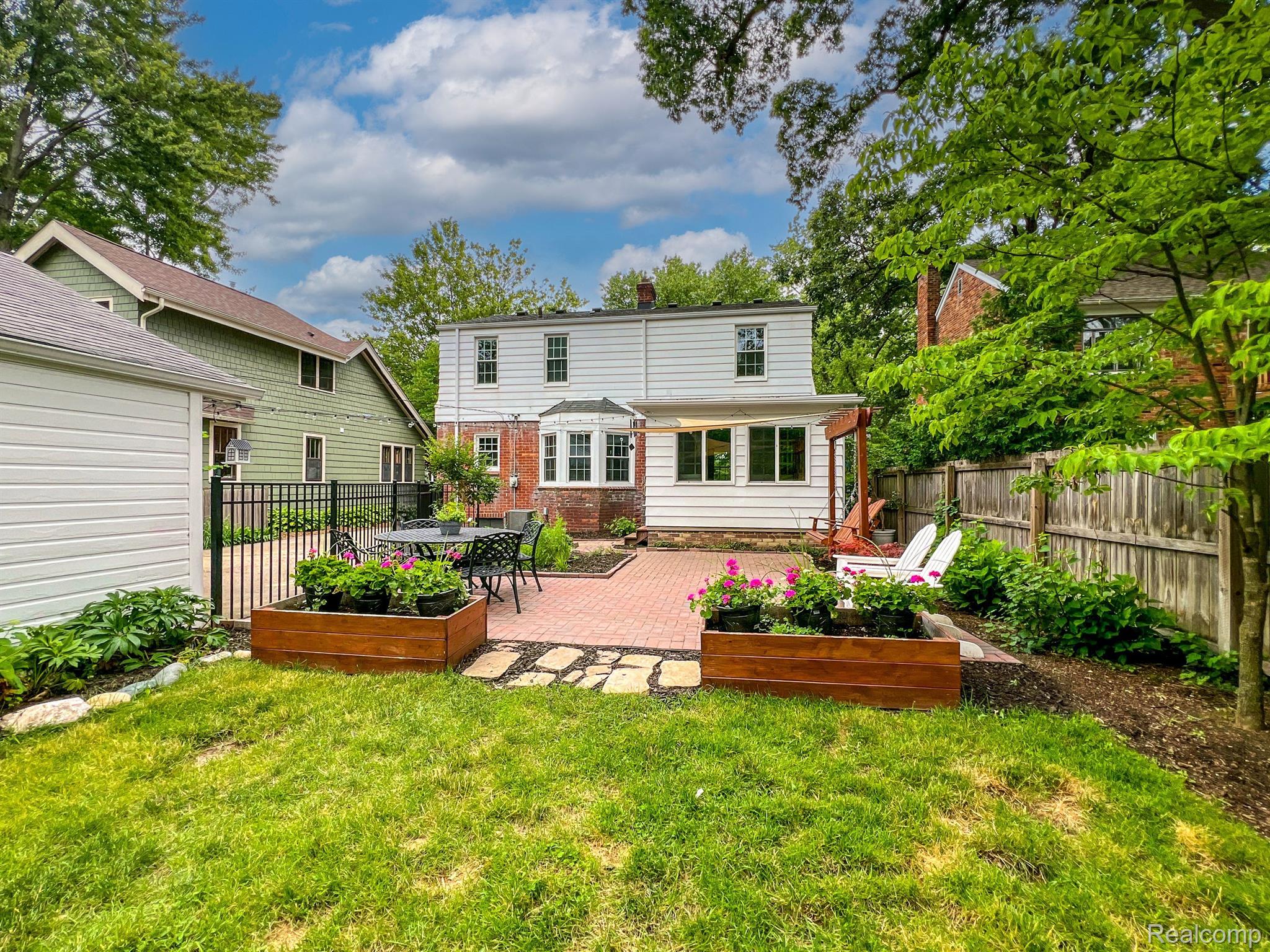 235 W LEWISTON Avenue