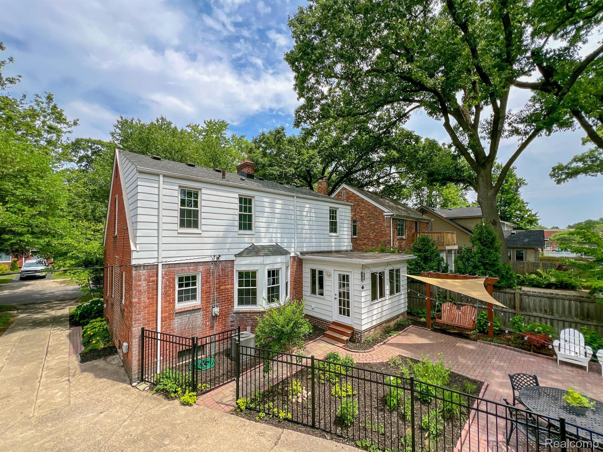 235 W LEWISTON Avenue