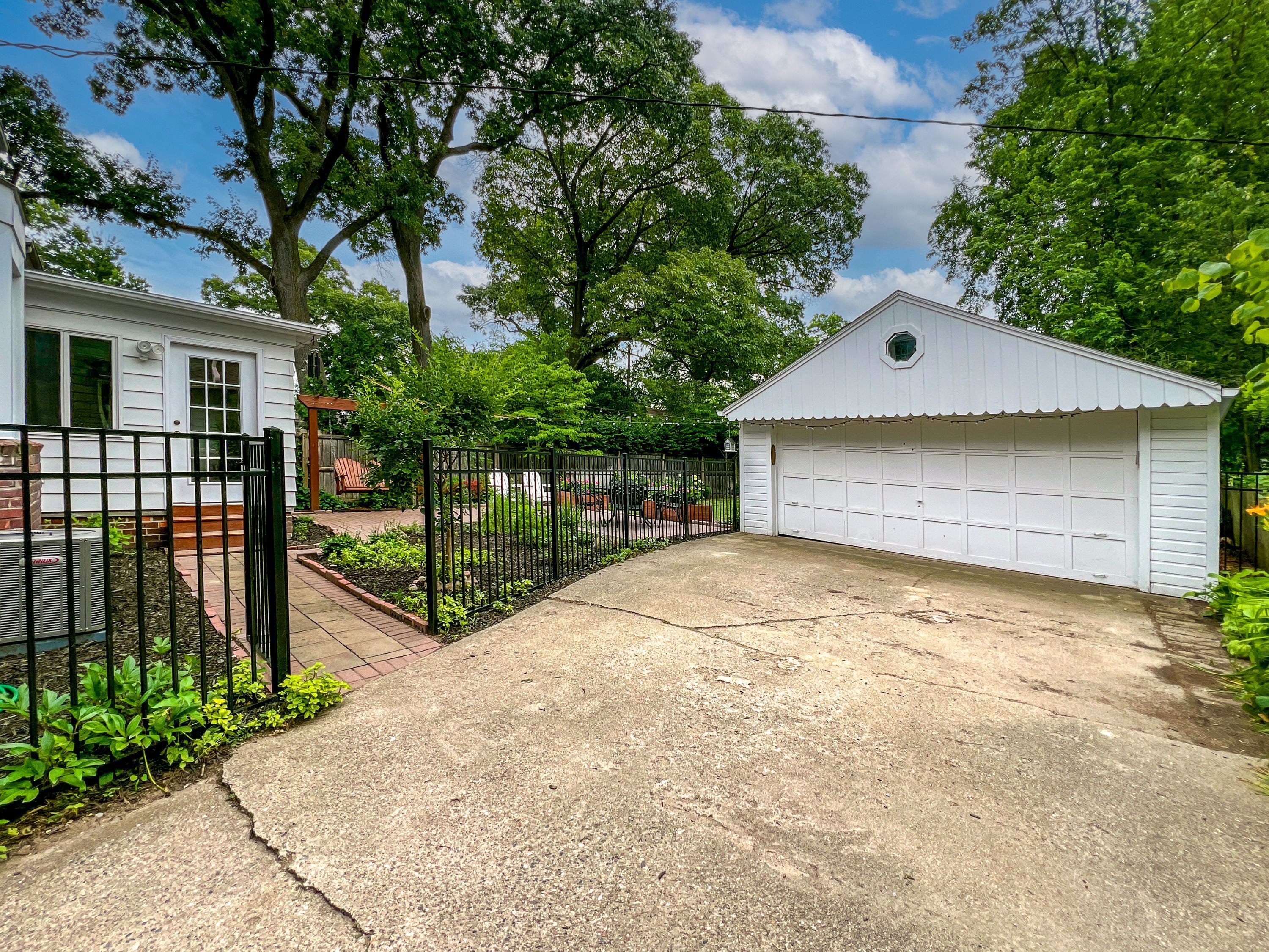 235 W LEWISTON Avenue