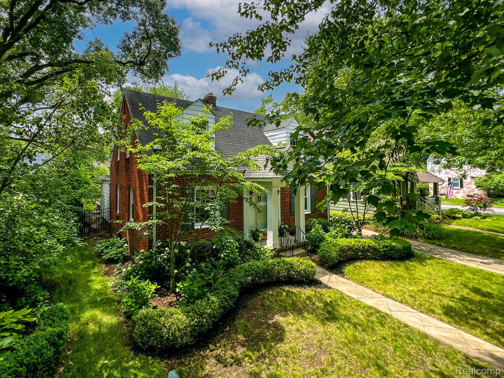 235 W LEWISTON Avenue