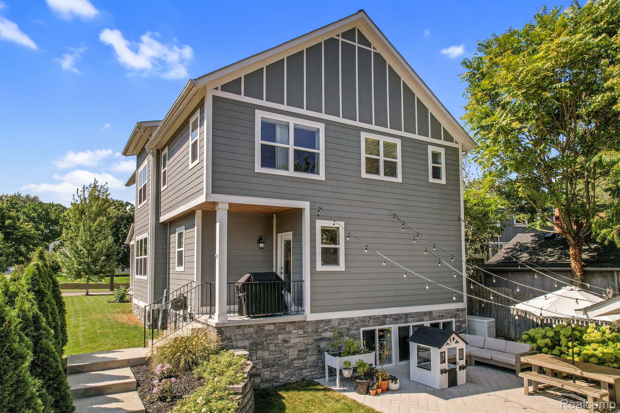 902 FERNWOOD Road