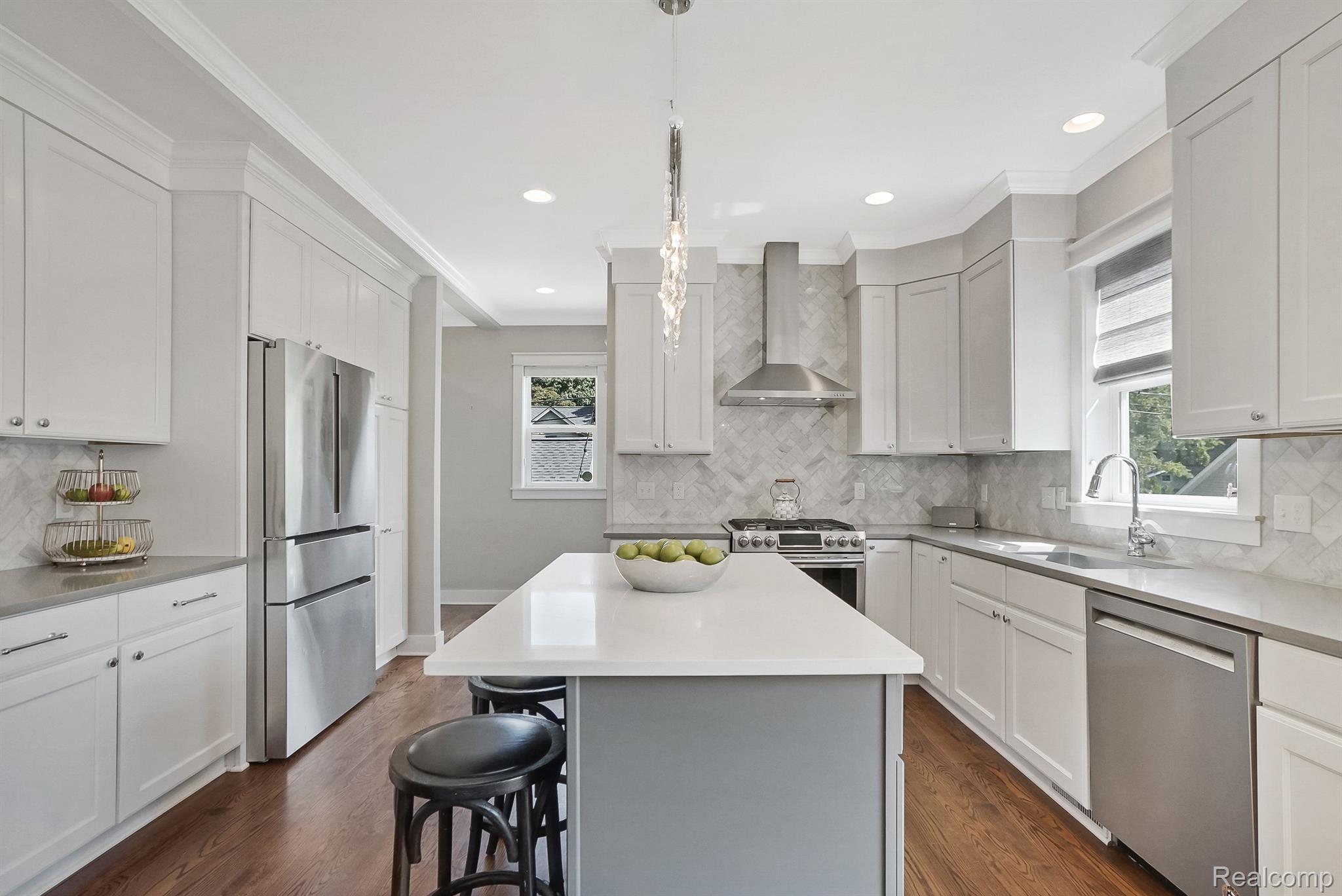 902 FERNWOOD Road