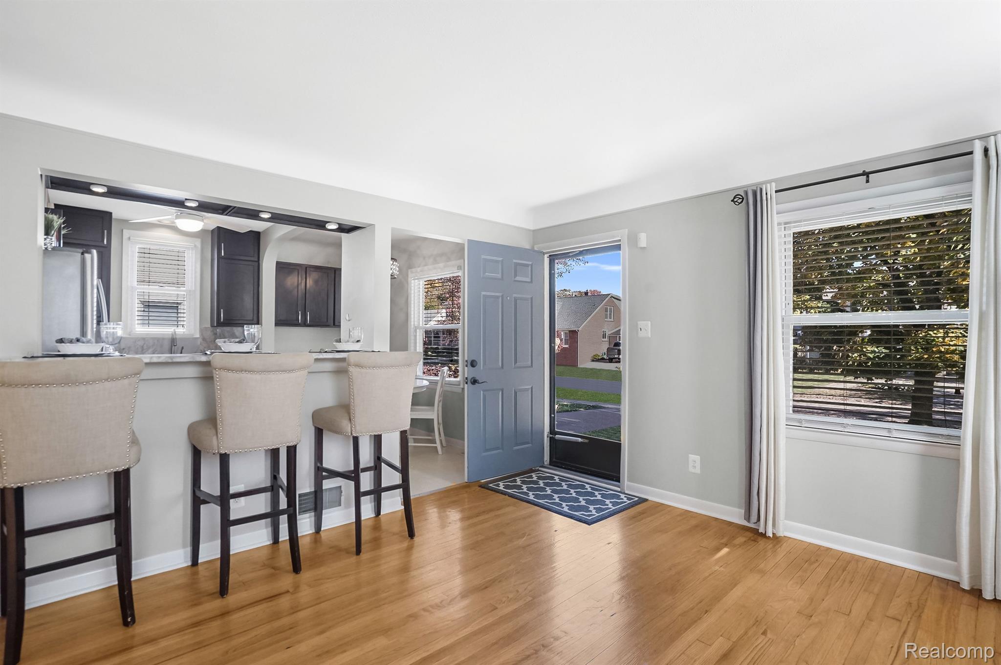 711 N ALTADENA Avenue