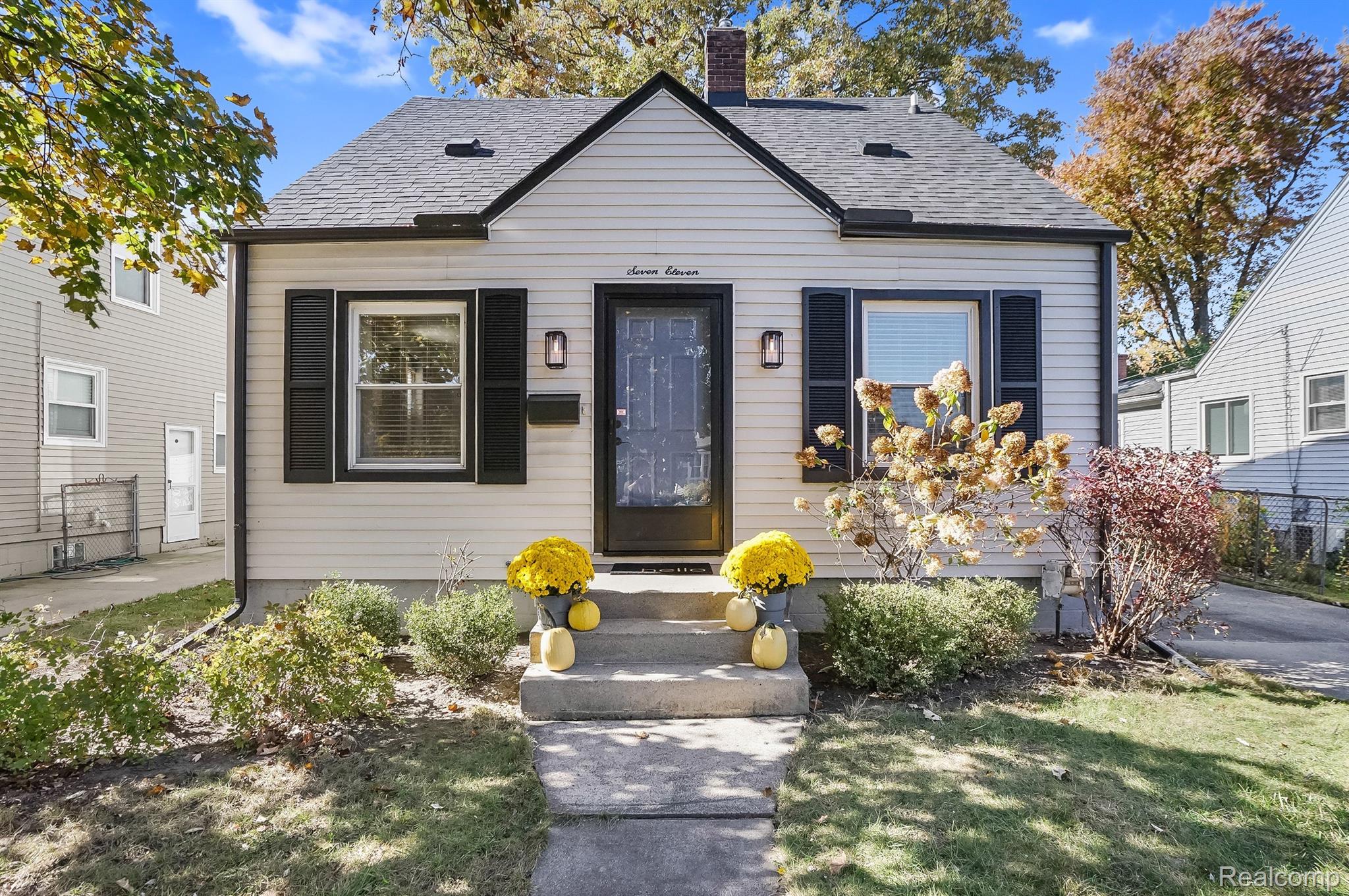 711 N ALTADENA Avenue