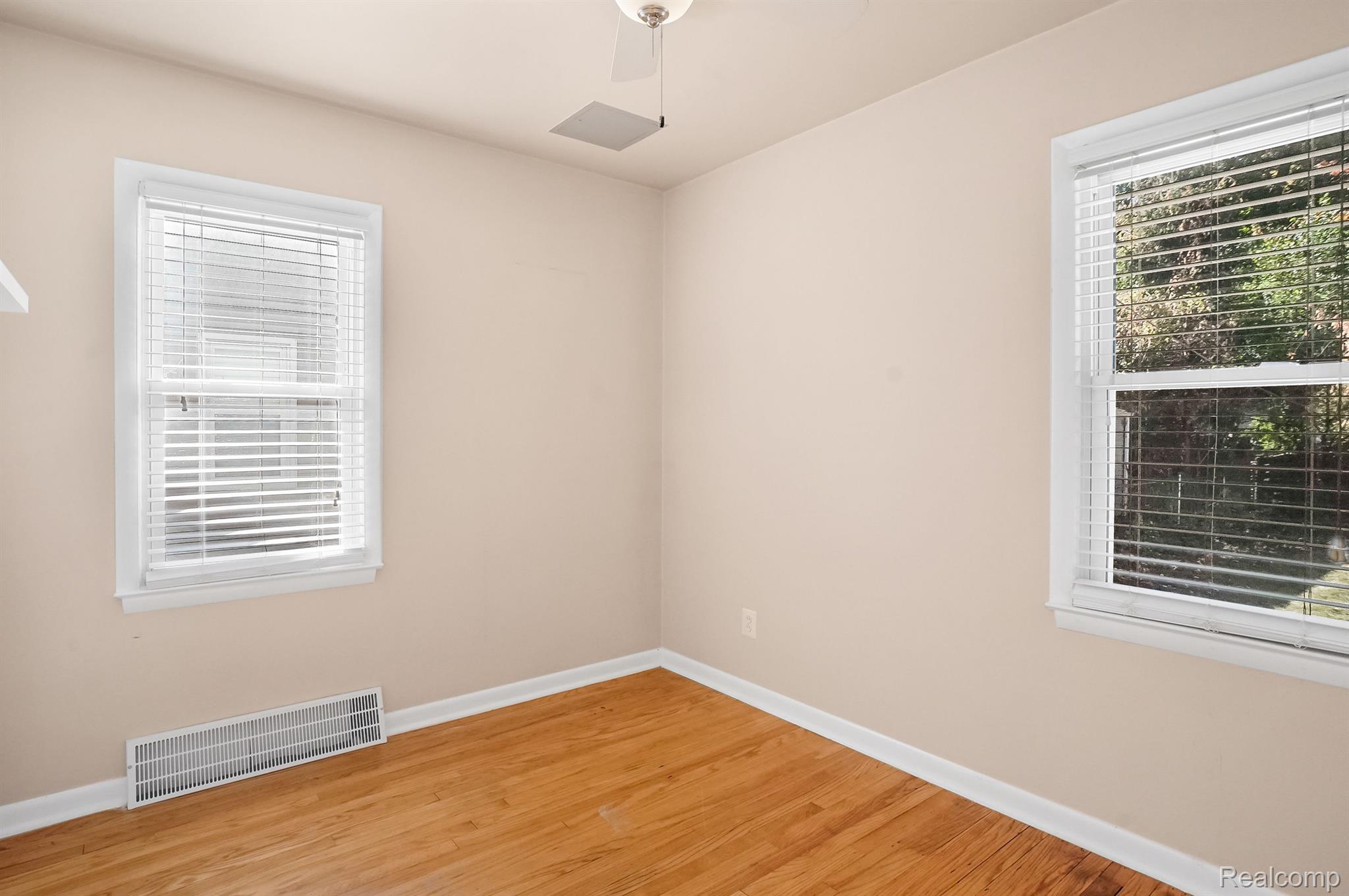 711 N ALTADENA Avenue