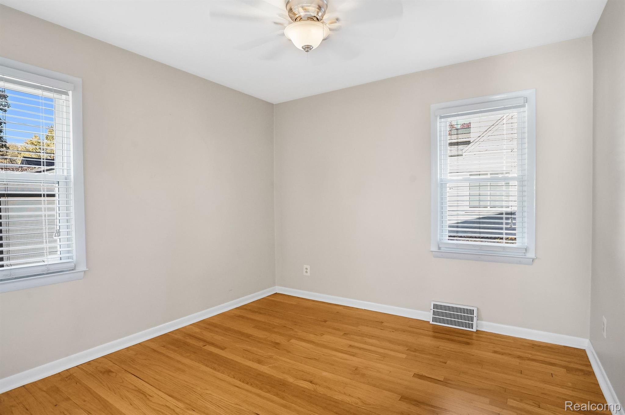 711 N ALTADENA Avenue
