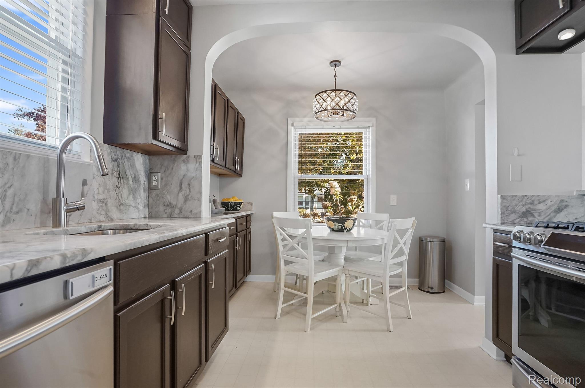 711 N ALTADENA Avenue
