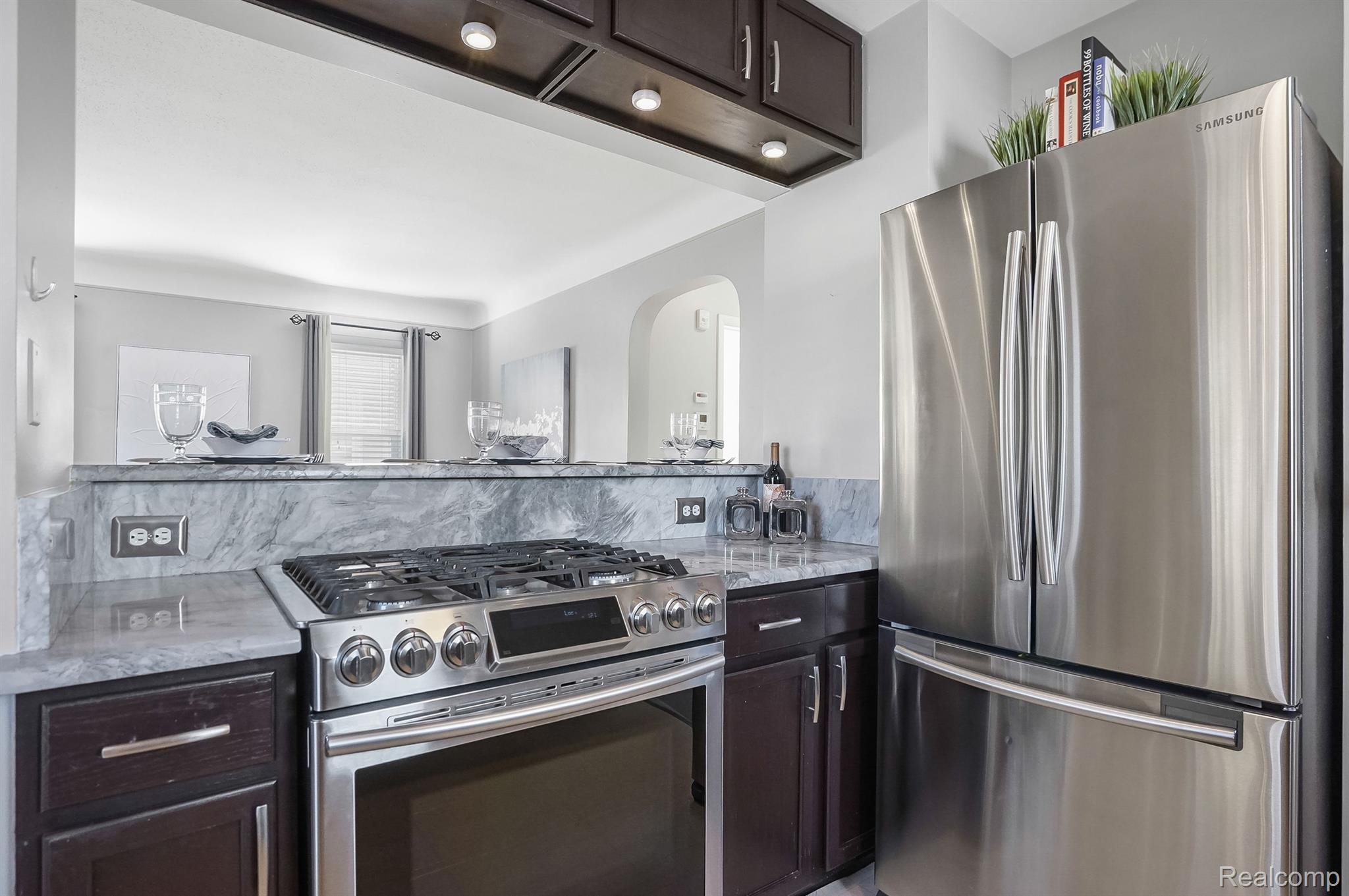 711 N ALTADENA Avenue