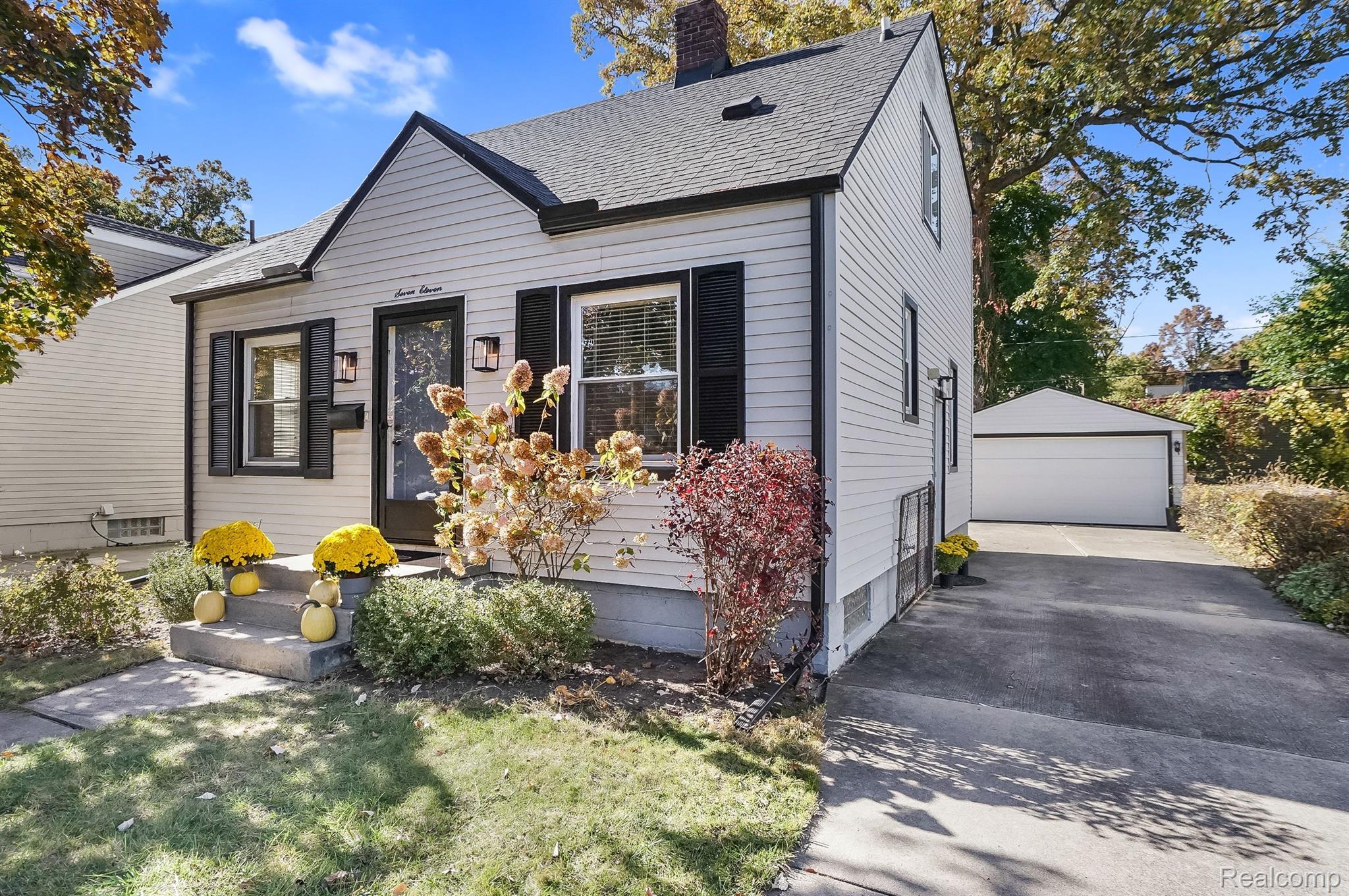 711 N ALTADENA Avenue