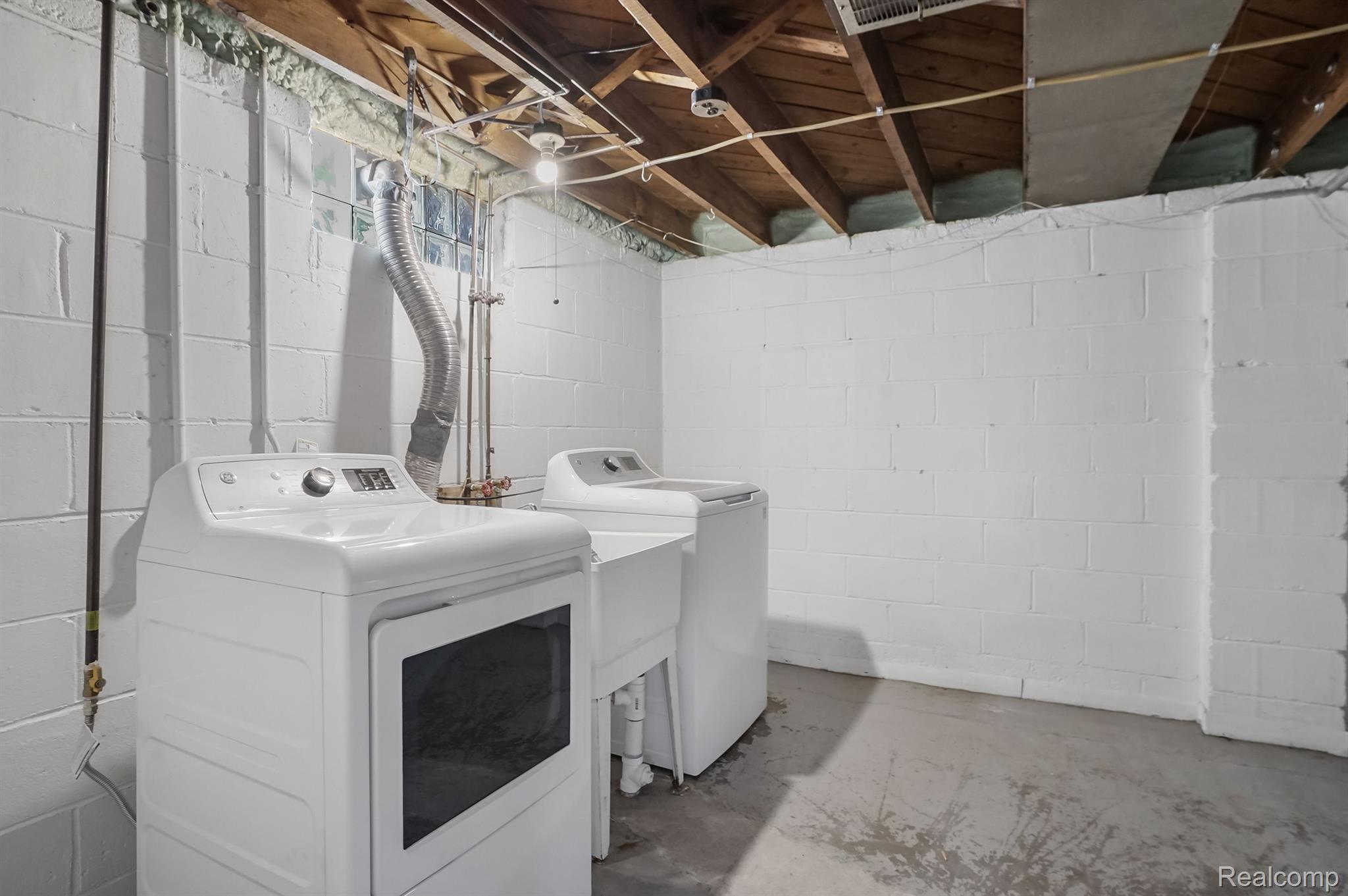 711 N ALTADENA Avenue