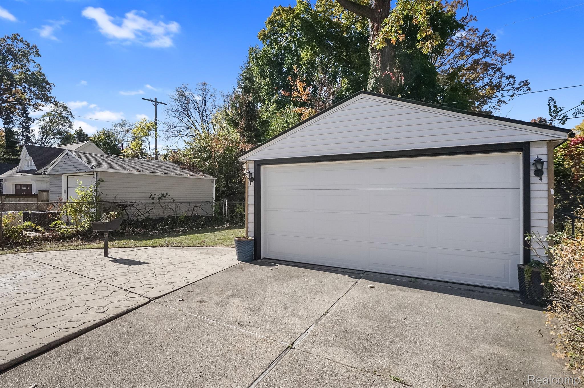 711 N ALTADENA Avenue