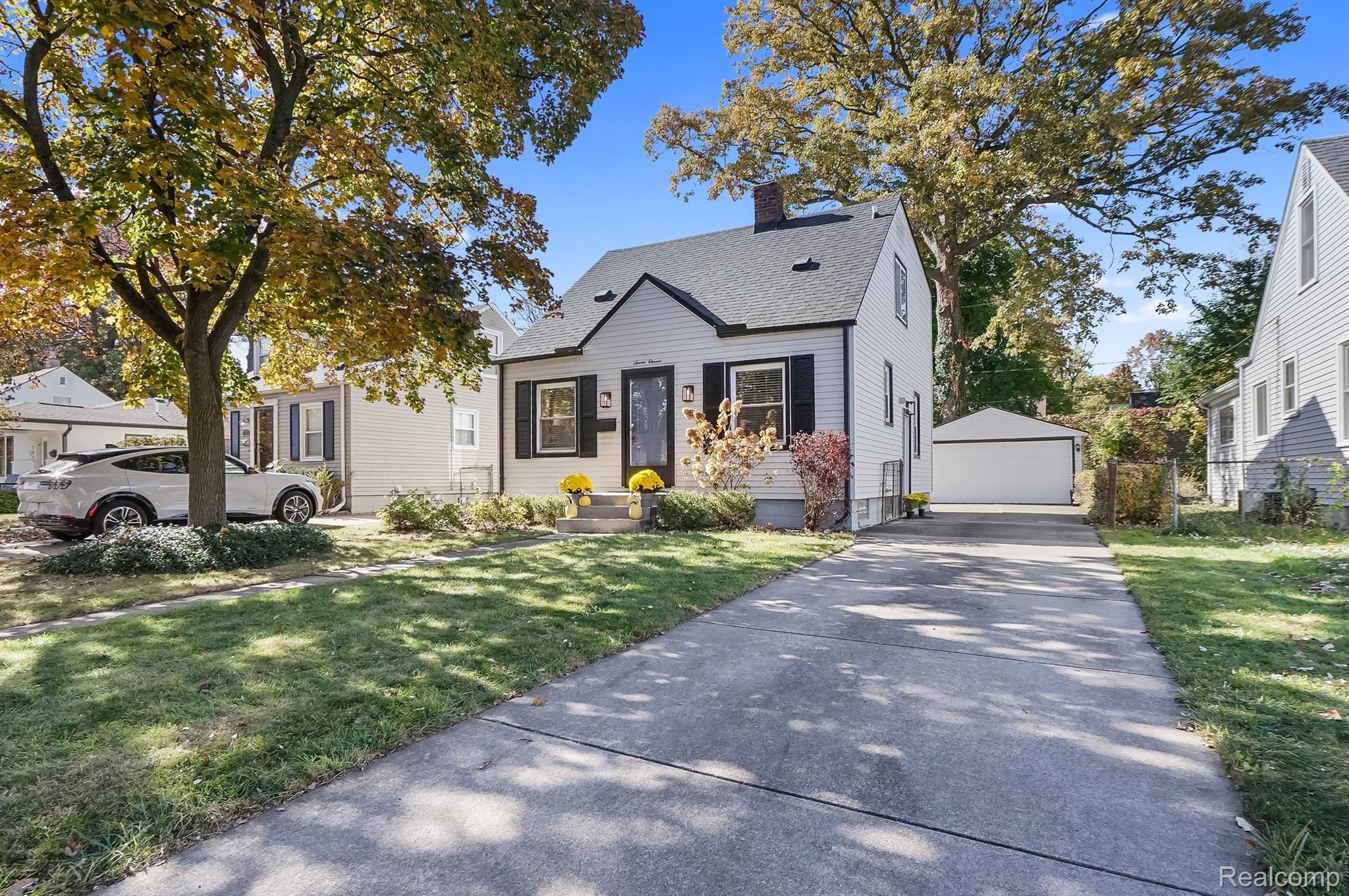 711 N ALTADENA Avenue