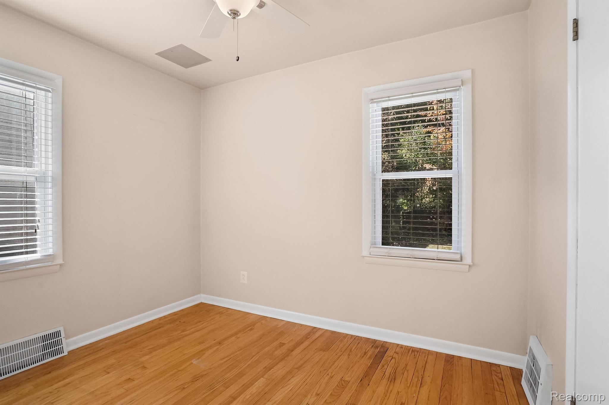 711 N ALTADENA Avenue