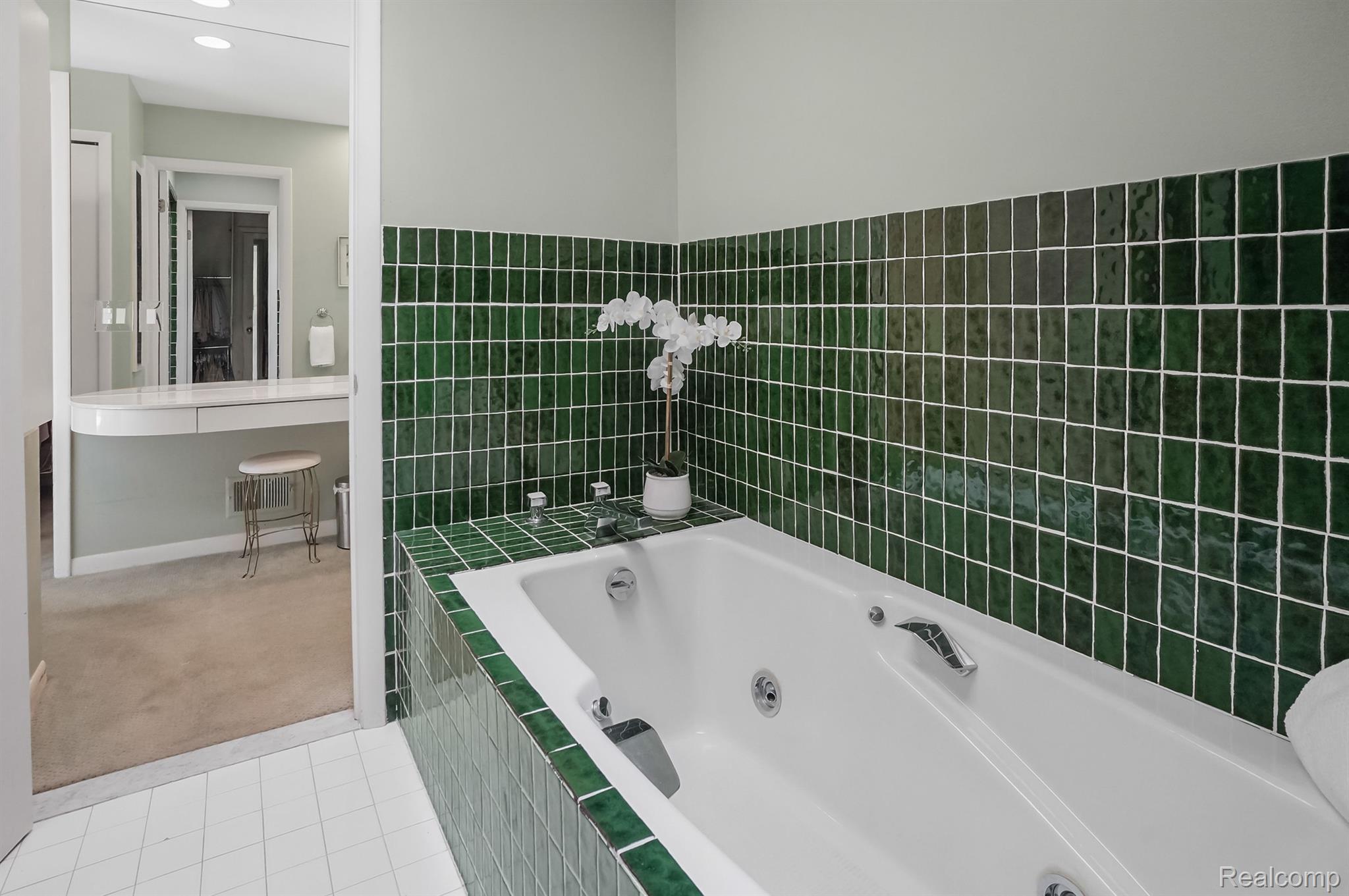 5112 Woodlands Trail