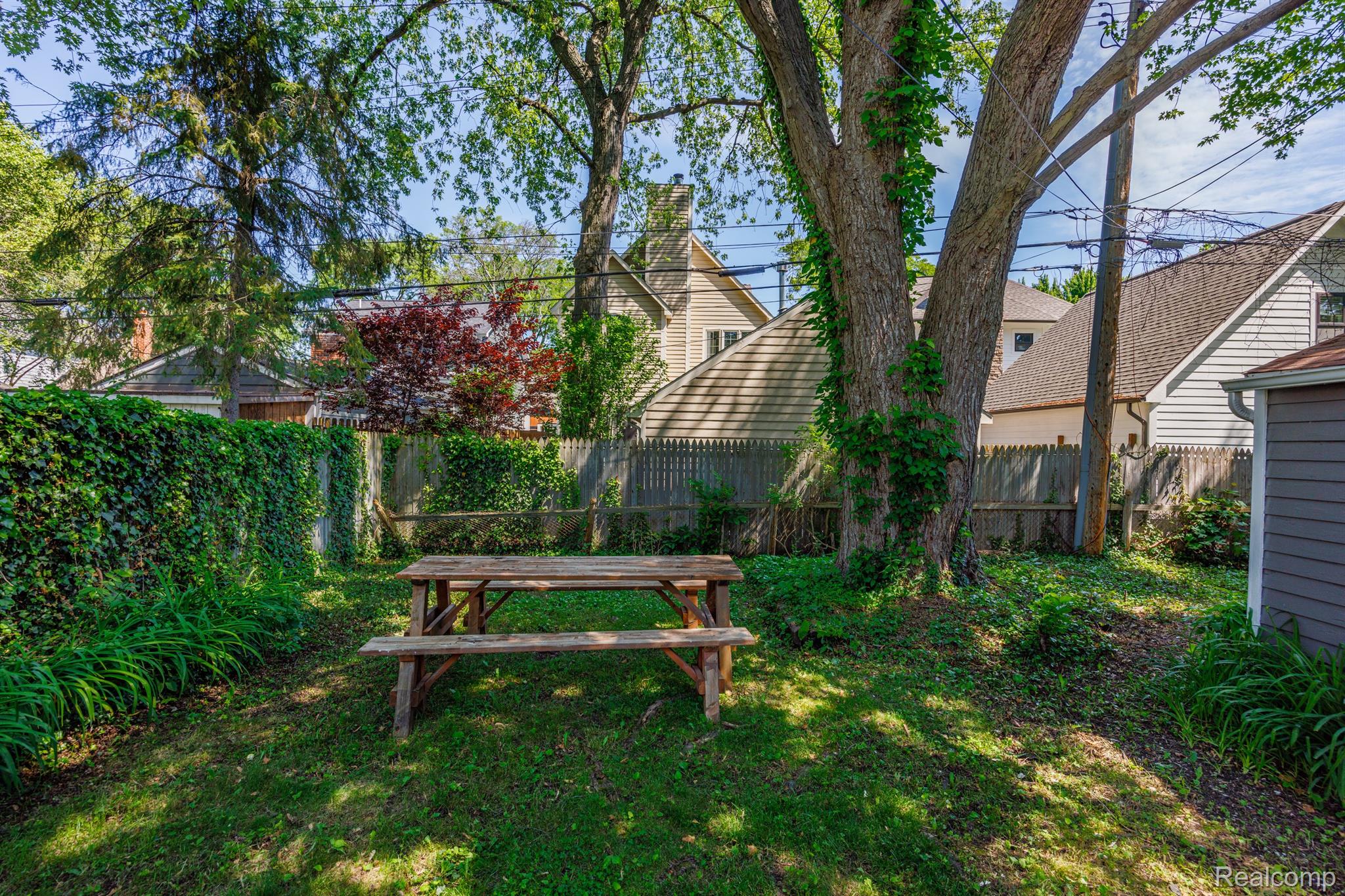 571 BIRD Avenue